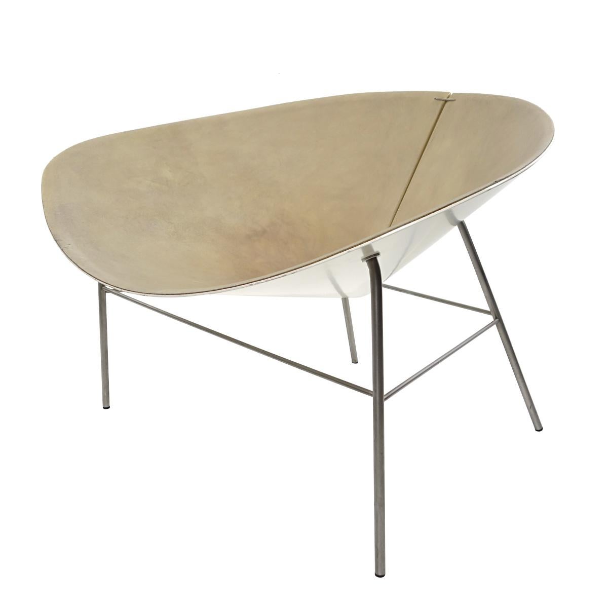 La chaise longue Bloom a été conçue en 2000 par Gerard Piergiorgio Cazzaniga pour Living Divani.
Une simplicité de bon goût se retrouve dans les lignes claires associées à des matériaux raffinés. Ils donnent un résultat spectaculaire... une chaise