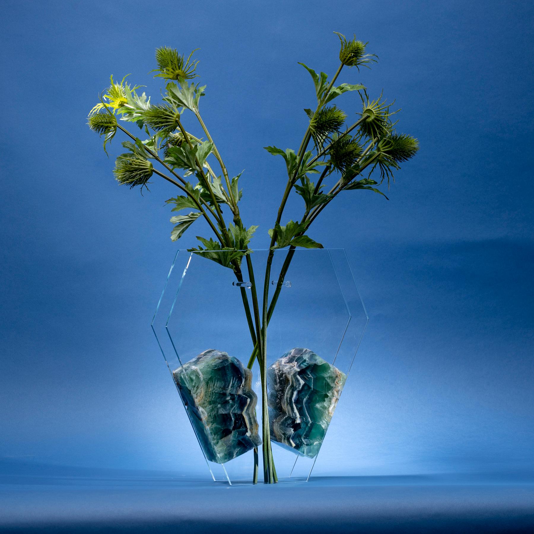 La précieuse fluorine mexicaine est magiquement piégée dans un verre ultra clair taillé et poli à la main.
Nous utilisons des fleurs en soie délicates.