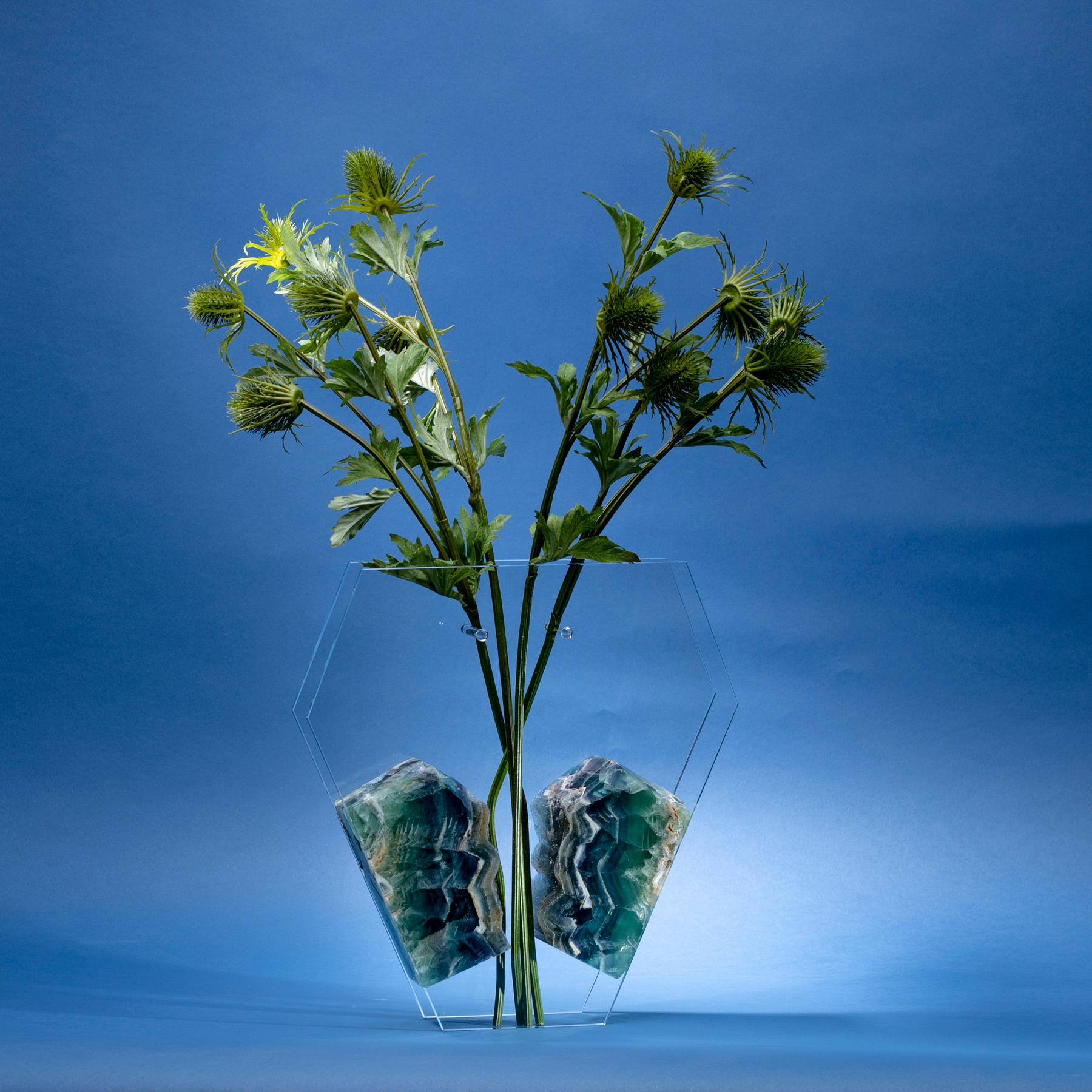 Organique Bloom, Vase à fleurs avec Fluorite en verre ultra clair taillé et poli à la main en vente