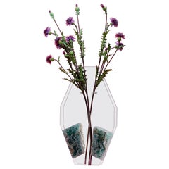 Bloom Bloom, Blumenvase mit Fluorit im Handschliff und poliertem ultratransparentem Glas