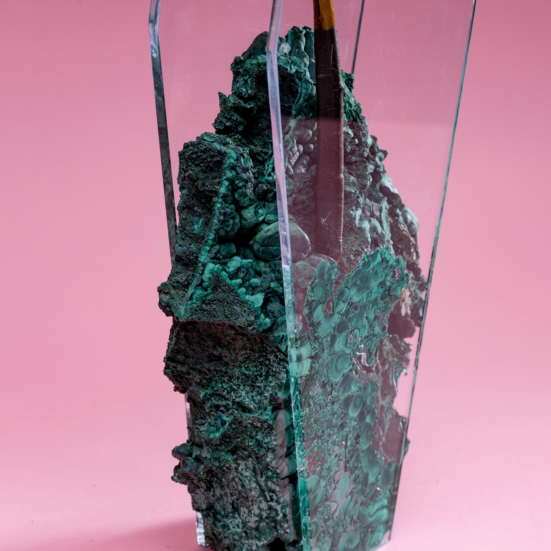 Poli Bloom, vase à fleurs avec malachite en verre ultra clair taillé et poli à la main en vente
