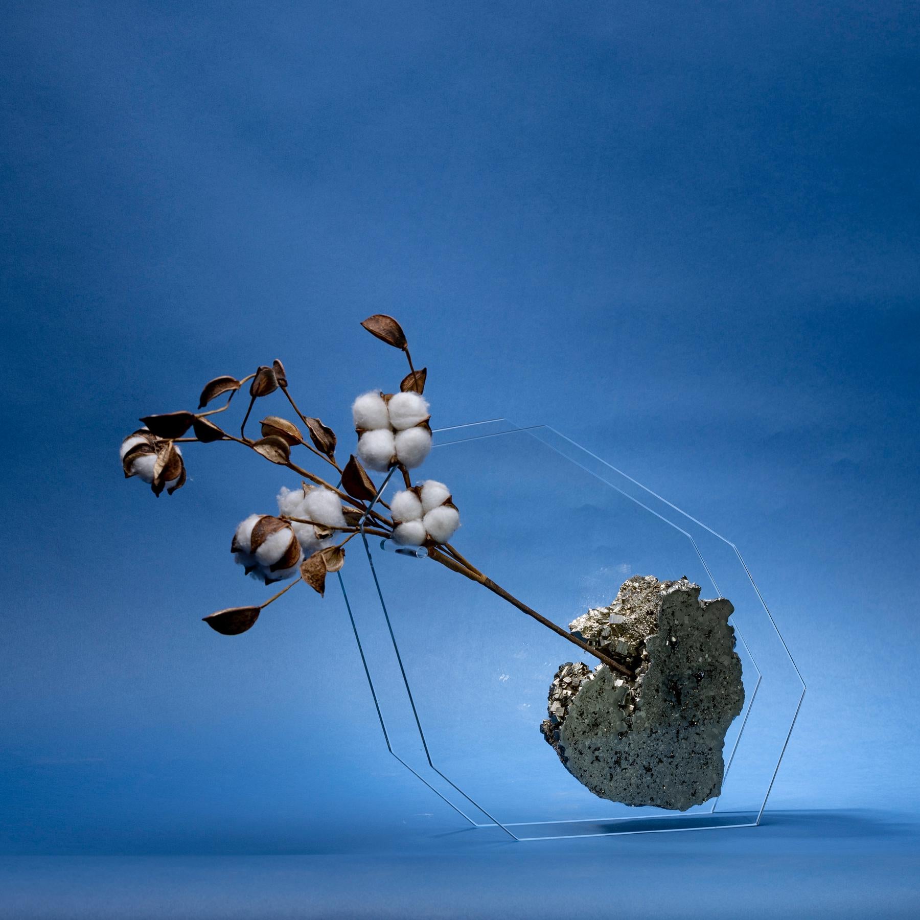 Précieuse pyrite péruvienne piégée comme par magie dans du verre ultra clair taillé et poli à la main.
Nous utilisons des fleurs en soie délicates.