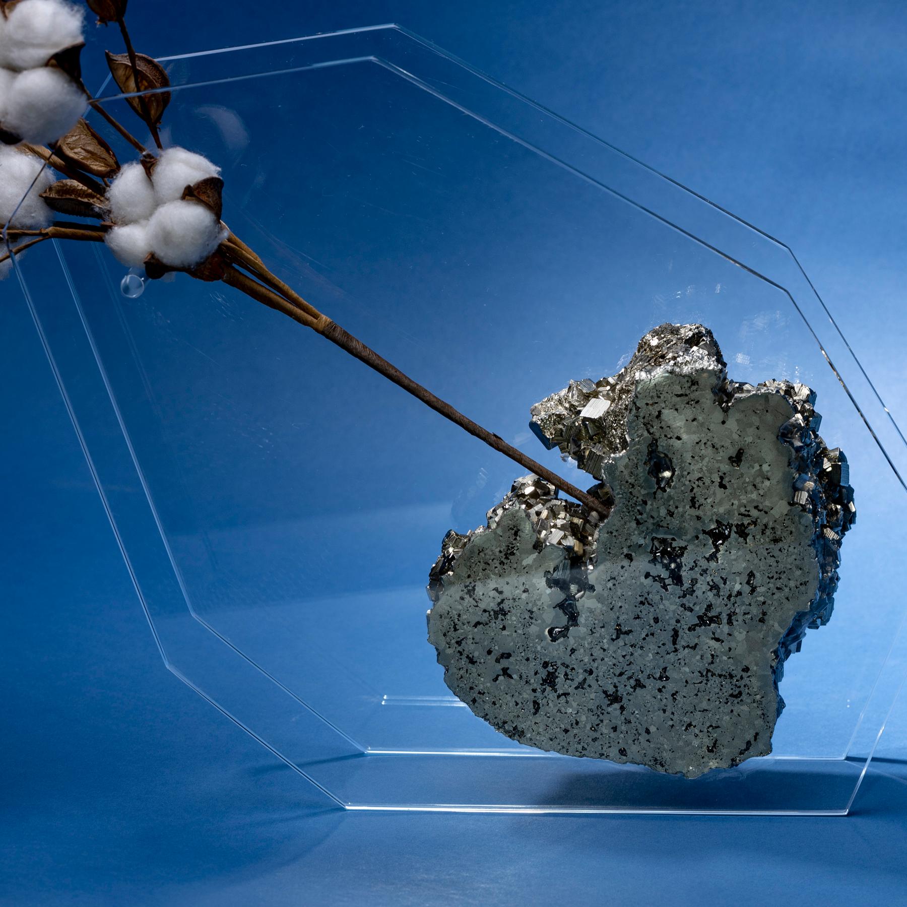 Organique Vase à fleurs Bloom avec pyrite en verre ultra transparent taillé à la main et poli en vente