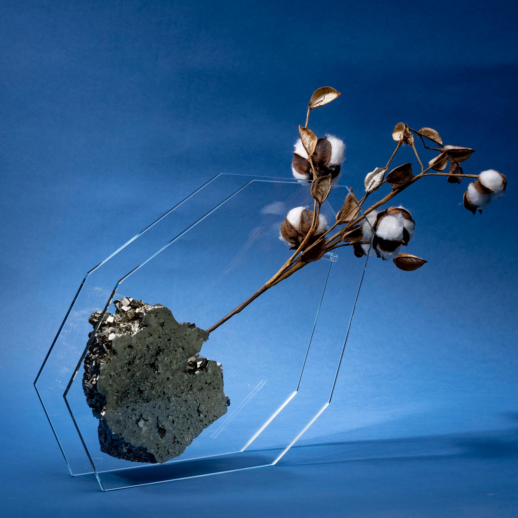 Poli Vase à fleurs Bloom avec pyrite en verre ultra transparent taillé à la main et poli en vente