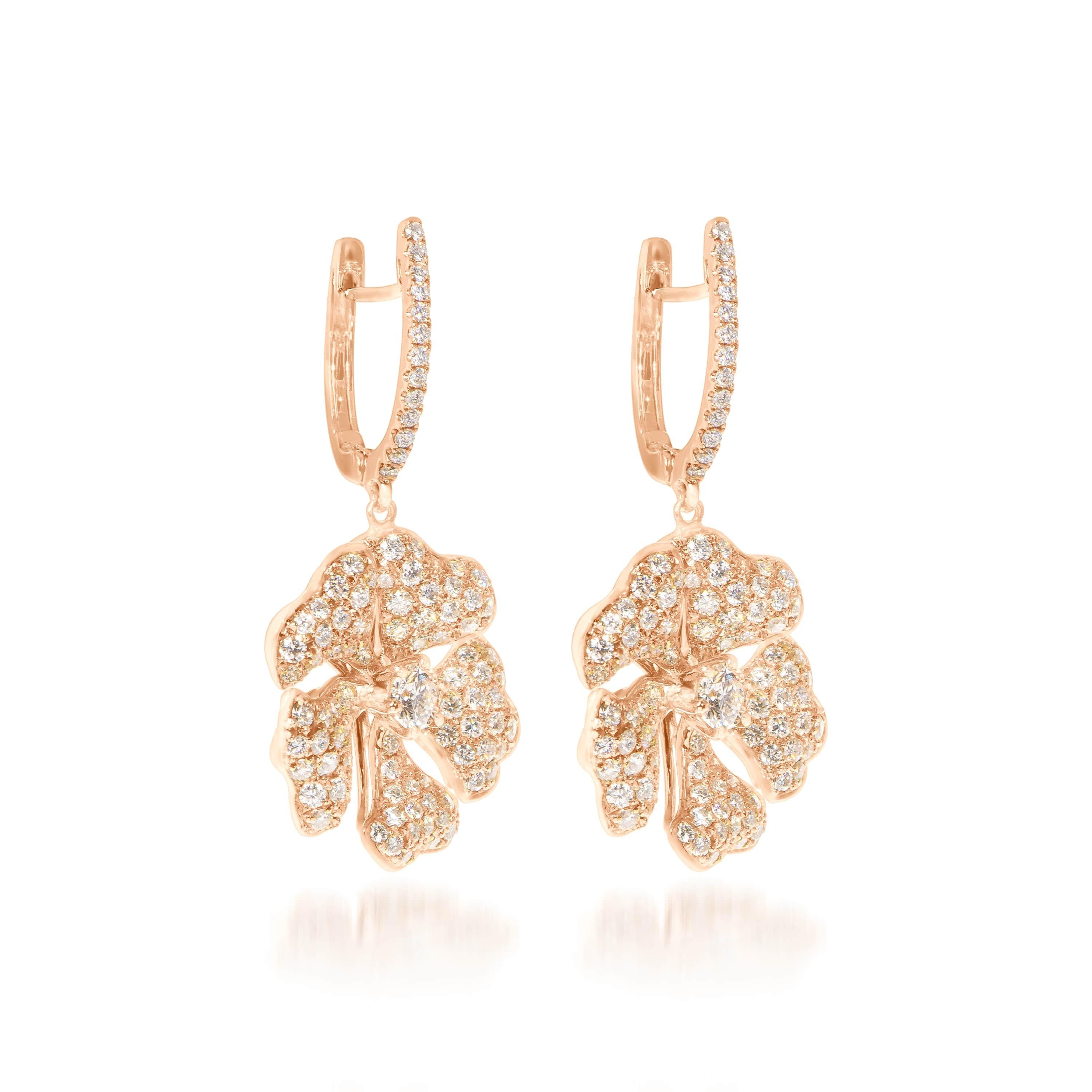 Bloom Gold and Pavé Diamond Drop Flower Earrings in 18K Rose Gold

Inspired by the exquisite petals of the alpine cinquefoil flower, the Bloom collection combines the richness of diamonds and precious metals with the light versatility of this