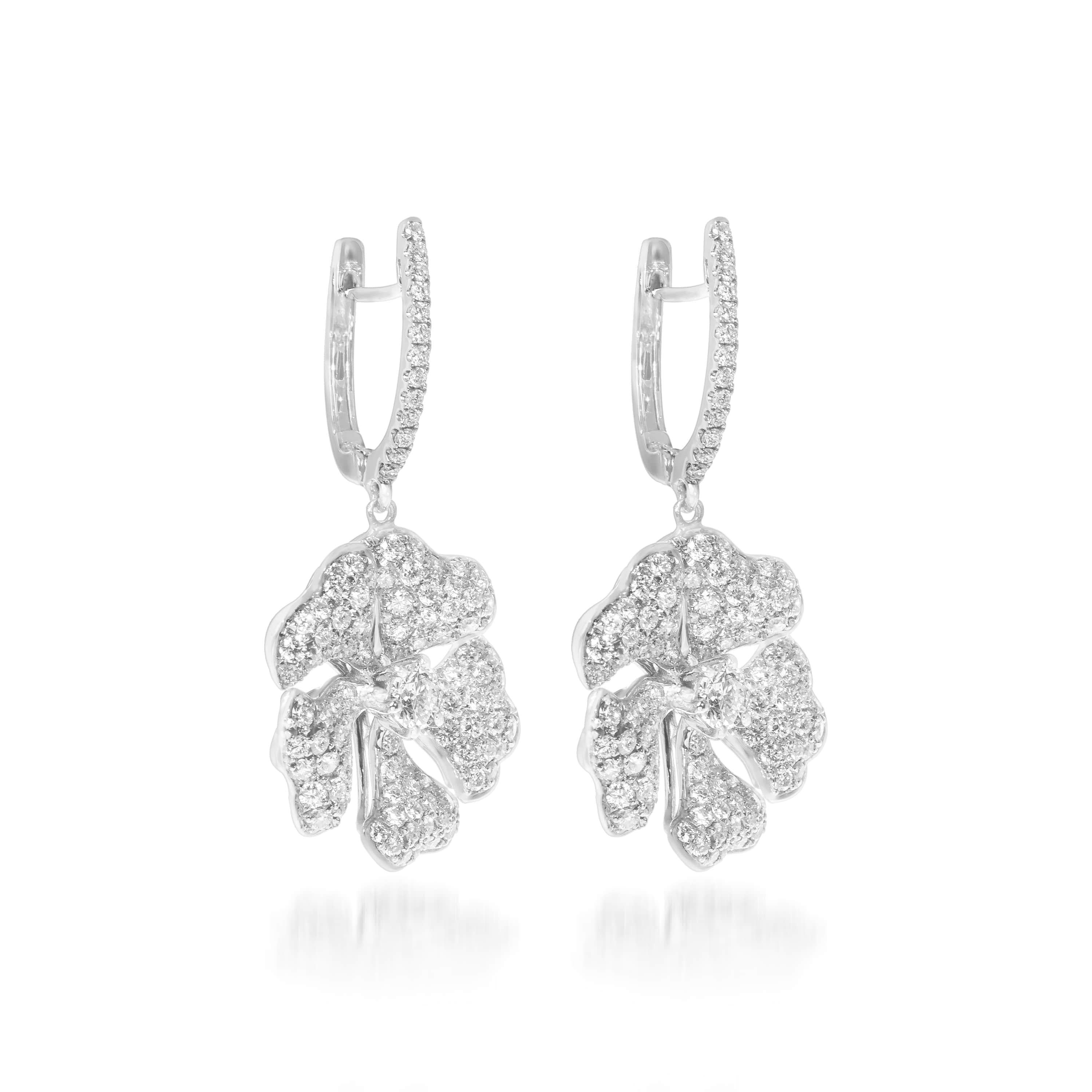 Bloom Gold and Pavé Diamond Drop Flower Earrings in 18K White Gold

Inspired by the exquisite petals of the alpine cinquefoil flower, the Bloom collection combines the richness of diamonds and precious metals with the light versatility of this