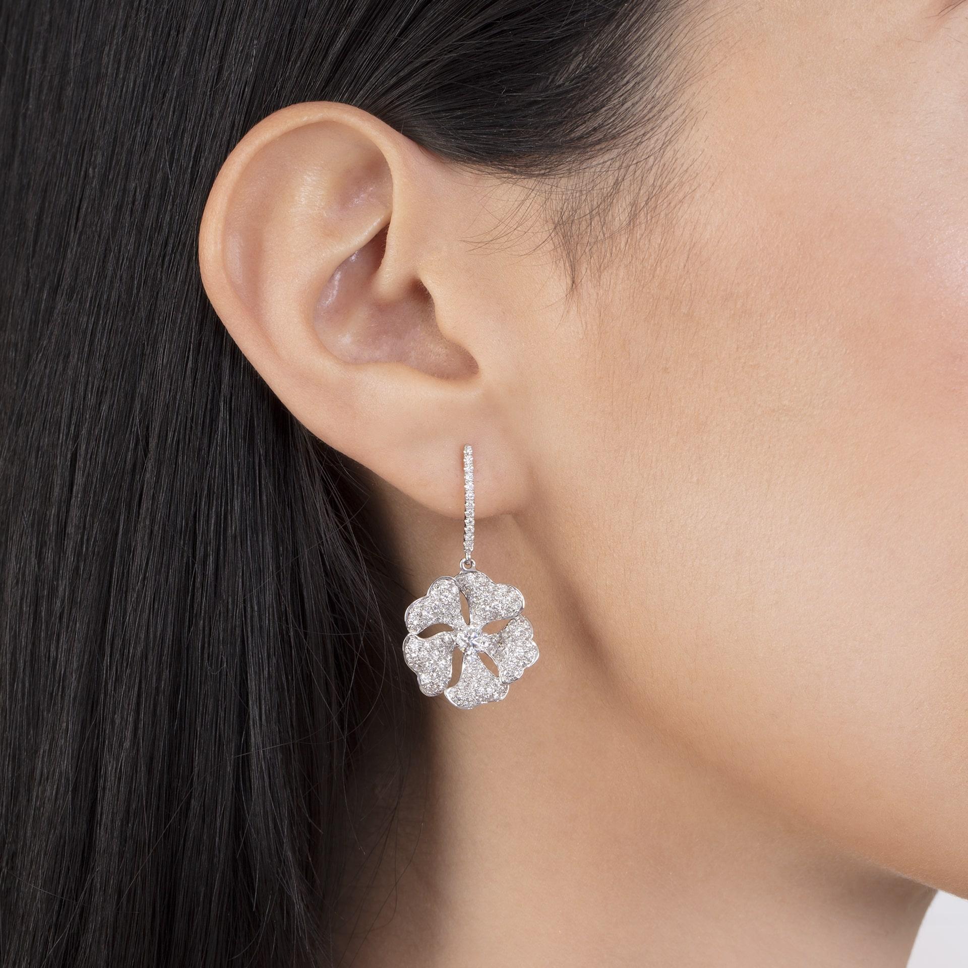 Bloom Gold und Pavé-Diamant-Ohrringe aus 18K Weißgold (Rundschliff) im Angebot