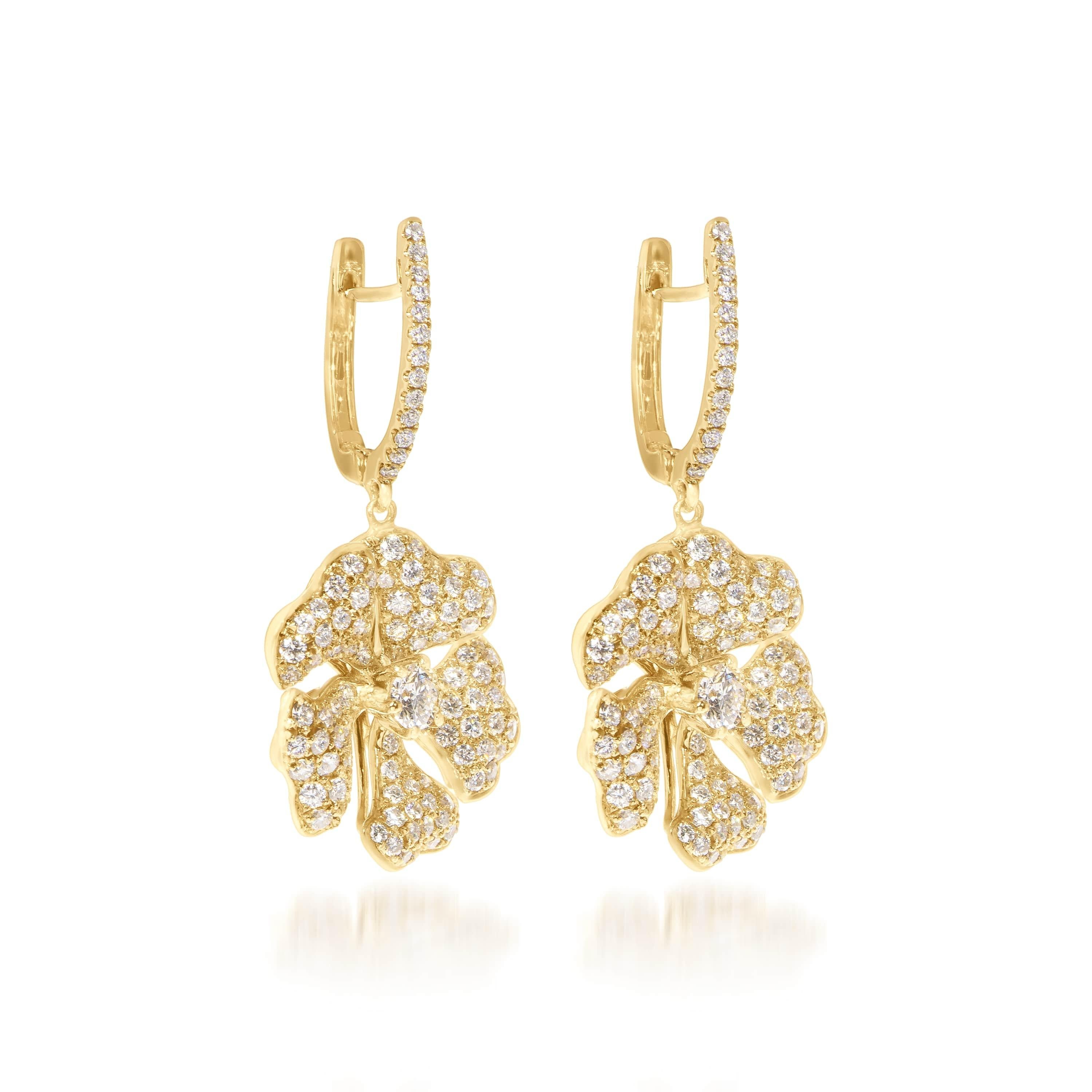 Bloom Gold and Pavé Diamond Drop Flower Earrings in 18K Yellow Gold 

Inspired by the exquisite petals of the alpine cinquefoil flower, the Bloom collection combines the richness of diamonds and precious metals with the light versatility of this