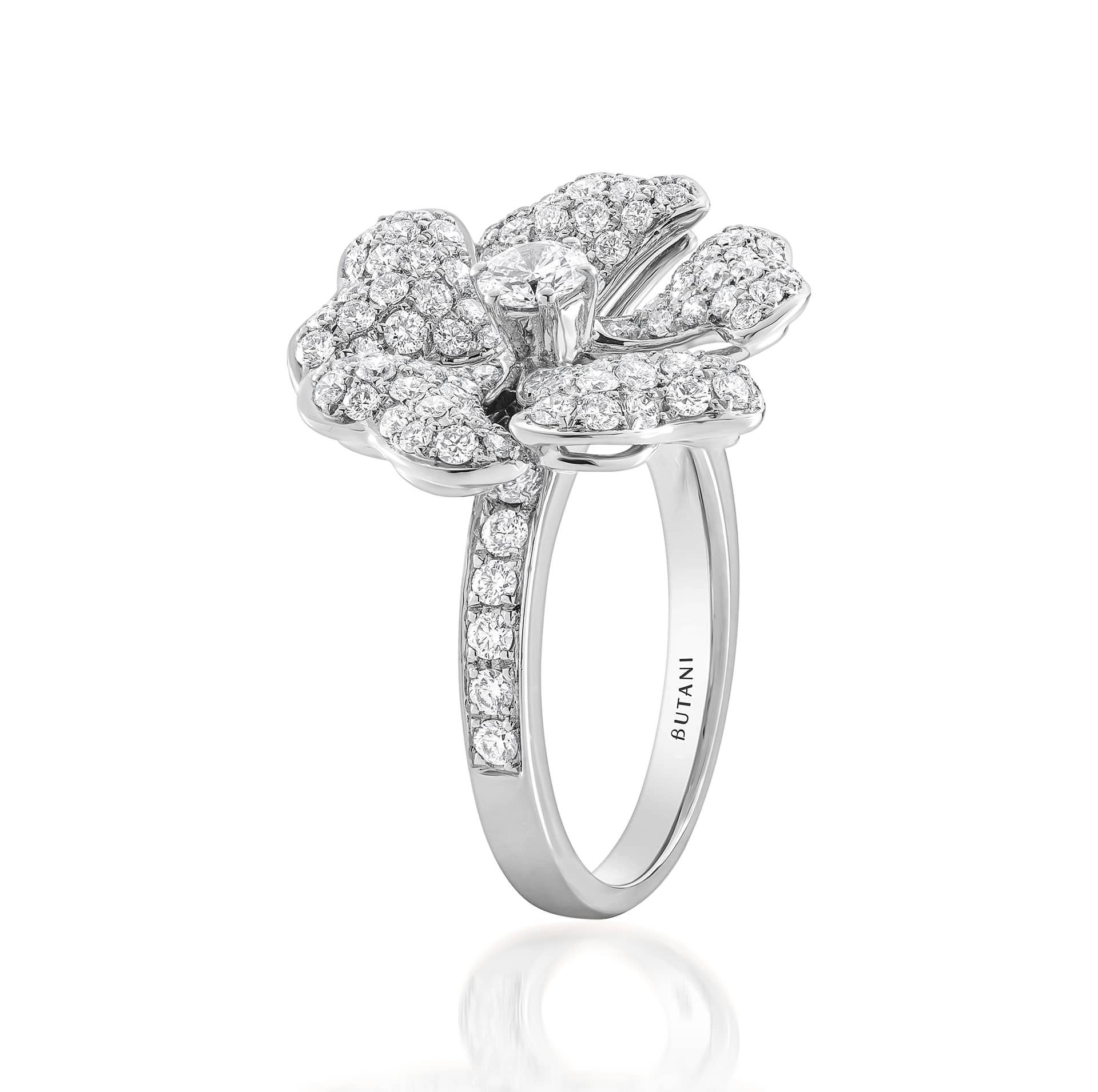 Bloom Gold and Pavé Diamond Ring in 18K White Gold

Inspired by the exquisite petals of the alpine cinquefoil flower, the Bloom collection combines the richness of diamonds and precious metals with the light versatility of this delicate,
