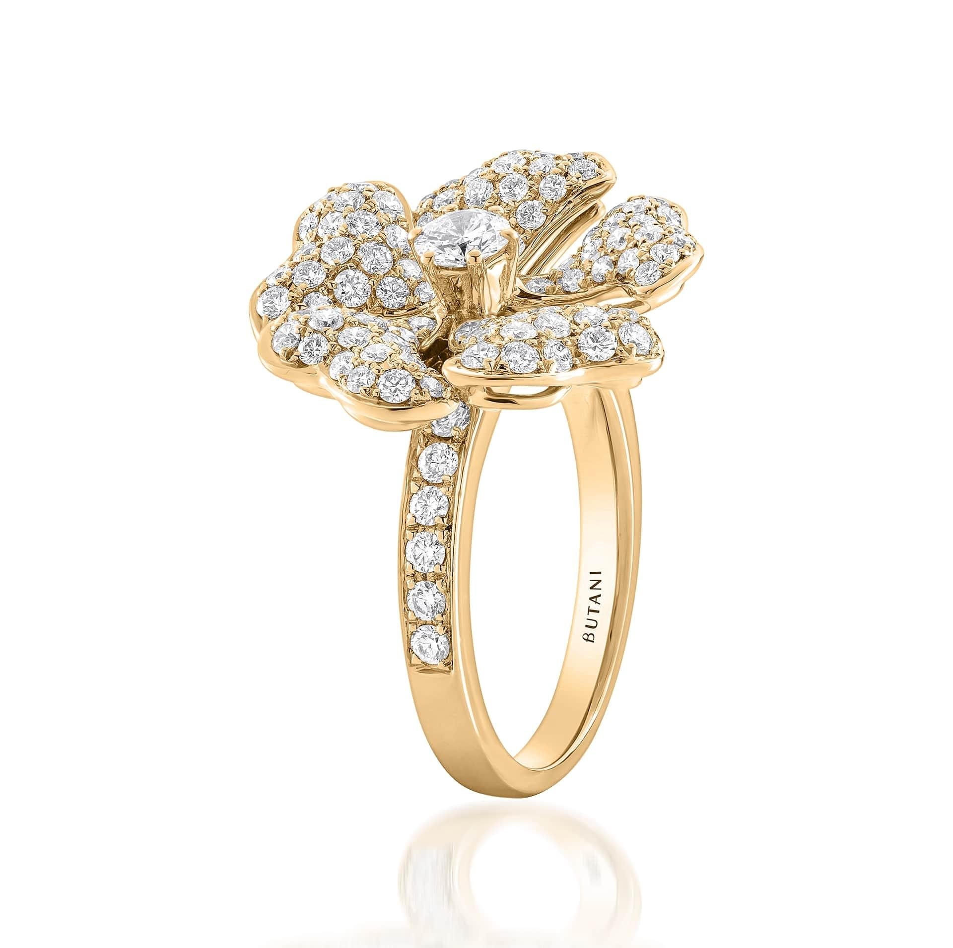 Bloom Gold and Pavé Diamond Ring in 18K Yellow Gold

Inspired by the exquisite petals of the alpine cinquefoil flower, the Bloom collection combines the richness of diamonds and precious metals with the light versatility of this delicate,