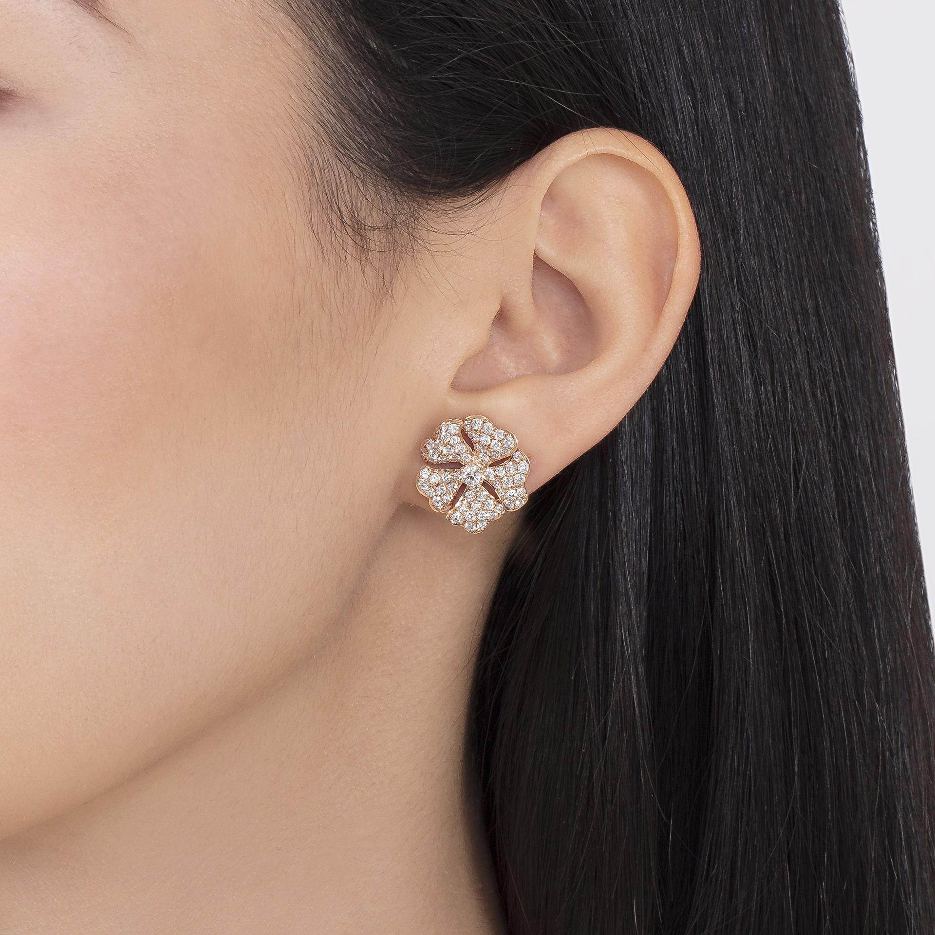Taille ronde Boucles d'oreilles Bloom en or rose 18 carats avec petits diamants pavés en vente