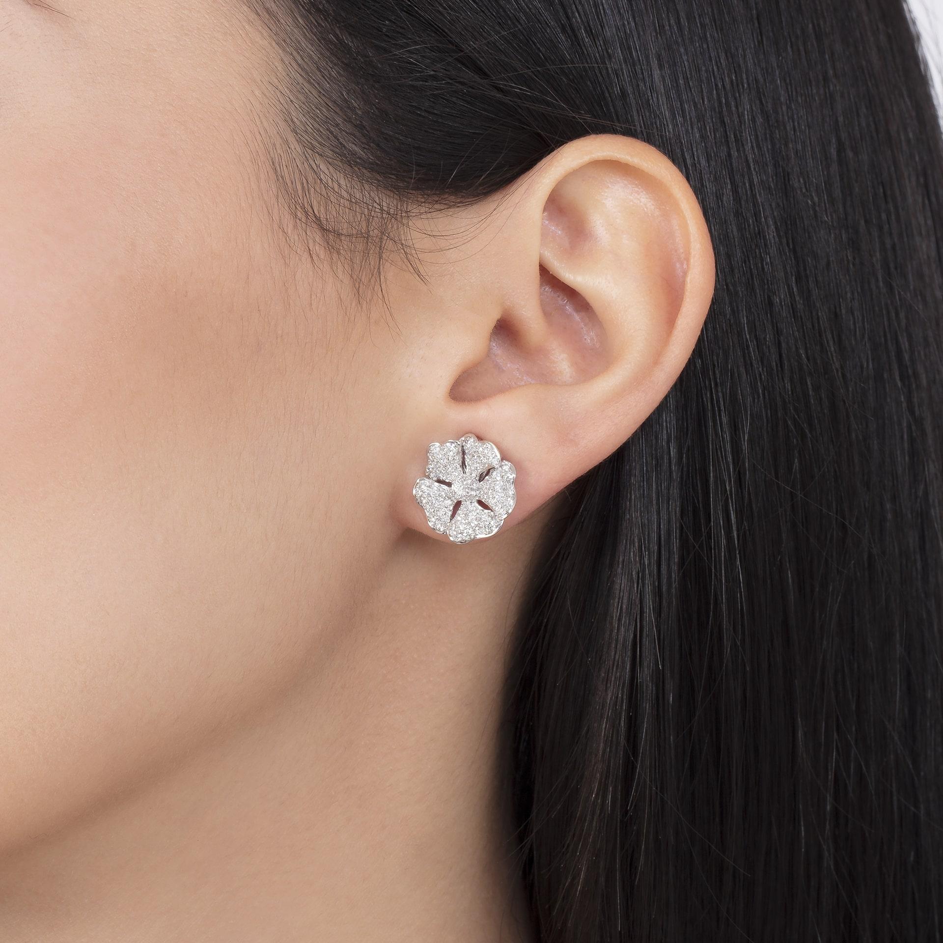 Taille ronde Boucles d'oreilles Bloom en or blanc 18 carats avec petits diamants pavés en vente