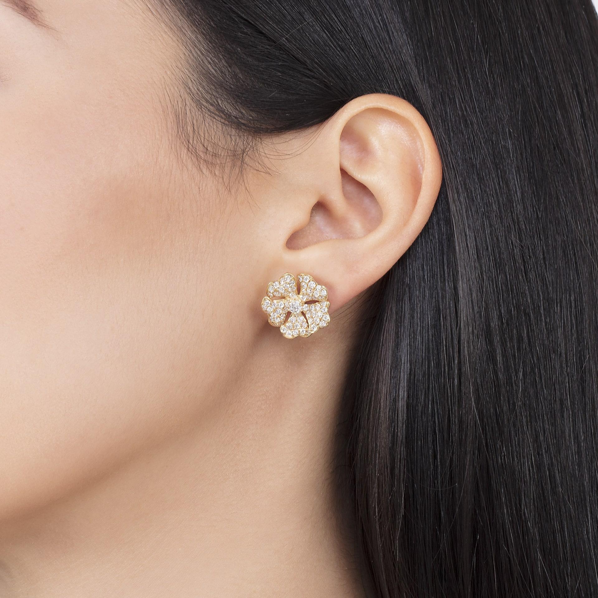 Taille ronde Boucles d'oreilles Bloom en or jaune 18 carats avec petits diamants pavés en vente