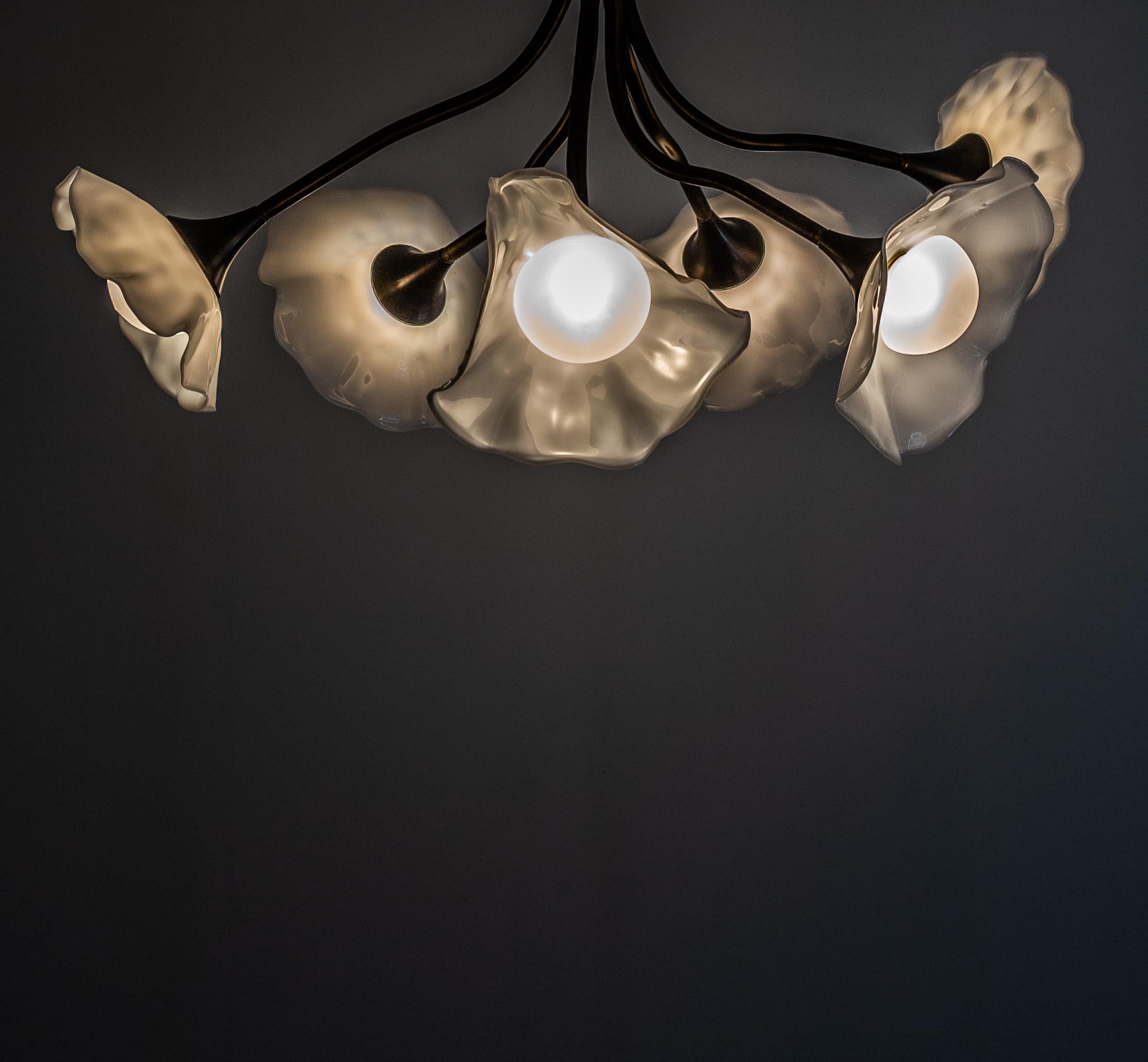 Bloom, lampadario in vetro bianco soffiato a mano, finitura in bronzo, di Kalin Asenov in vendita 3