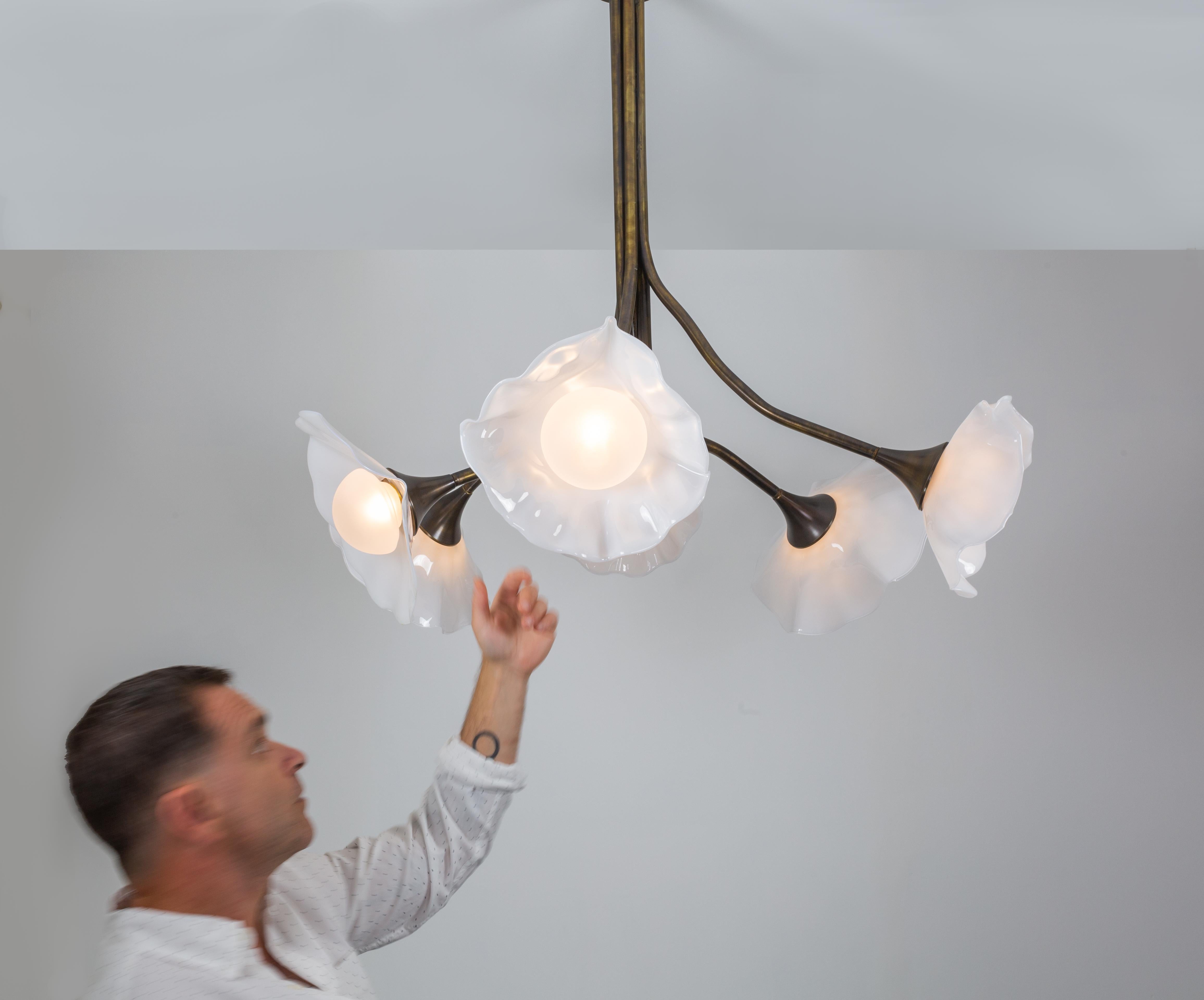 Bronzato Bloom, lampadario in vetro bianco soffiato a mano, finitura in bronzo, di Kalin Asenov in vendita