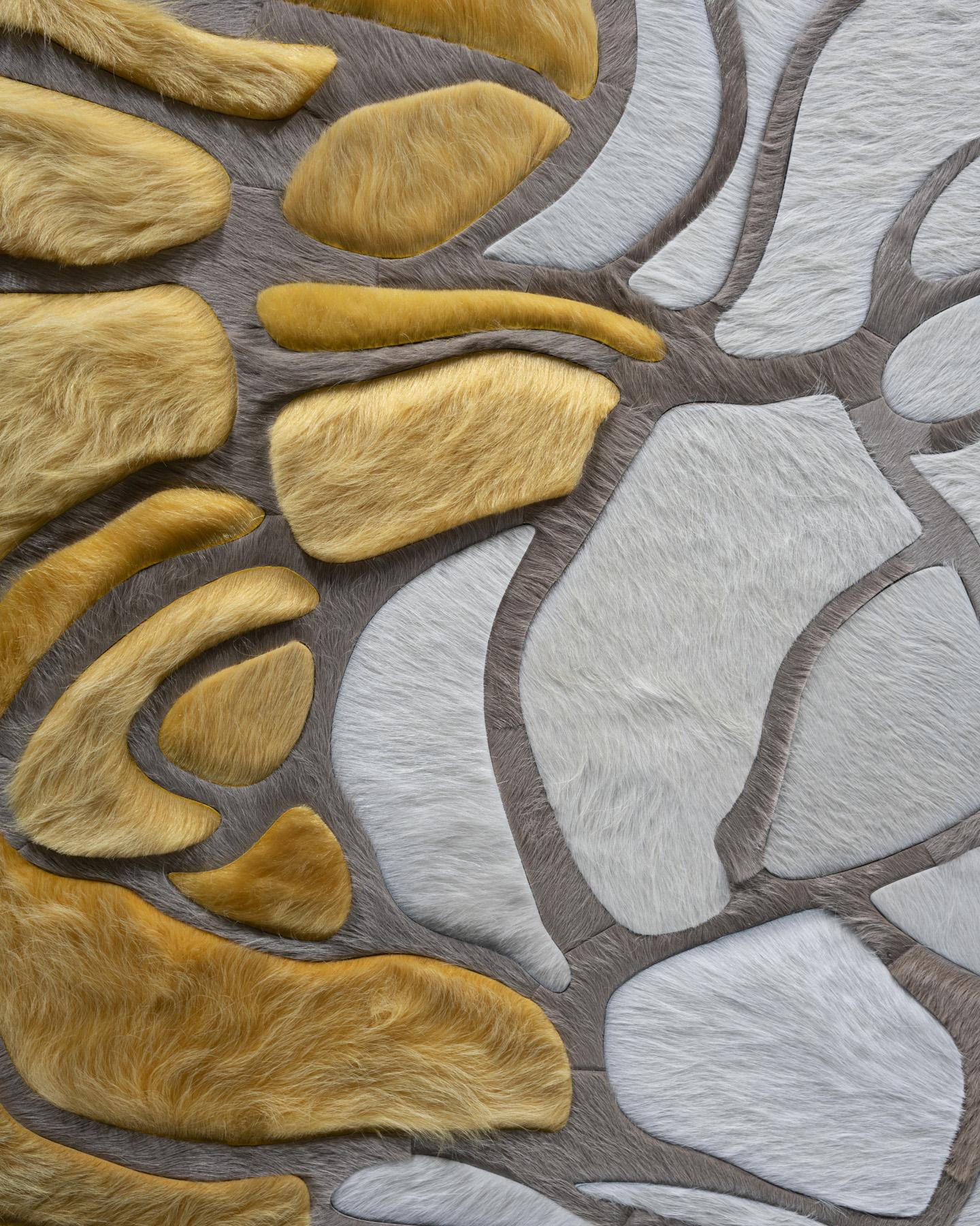 Organico moderno Tappeto Bloom Hide di Marc Thee in giallo in vendita
