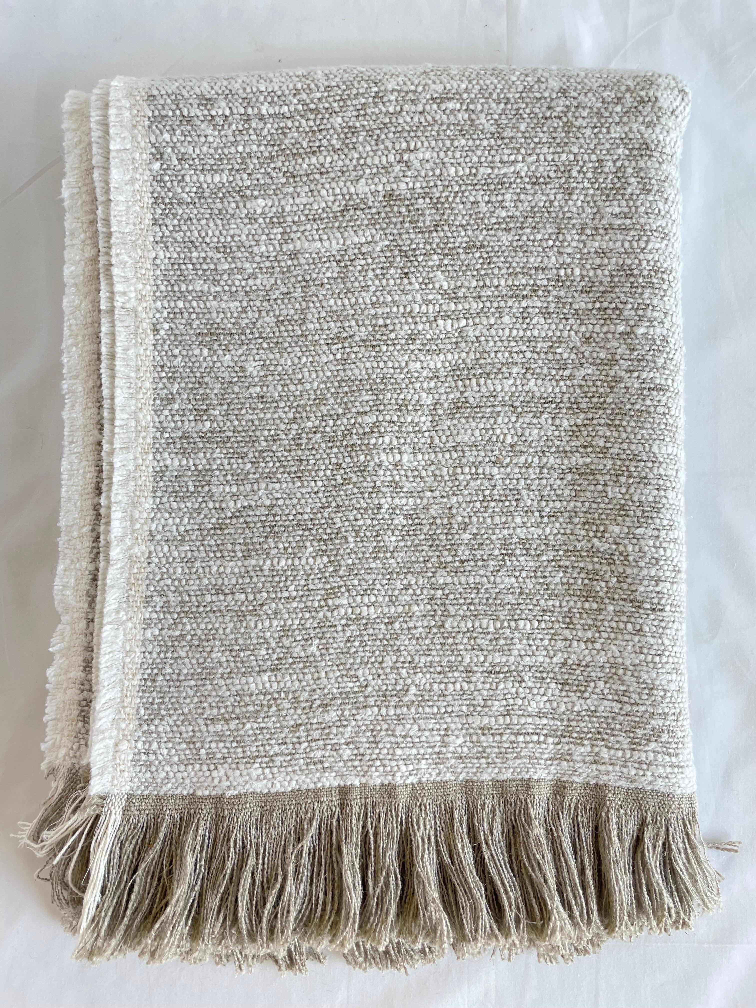 Tessuta in Belgio con tecniche di tessitura tradizionali, Bloom Home Inc. Nasha presenta un ordito in lino belga e una trama alternata di lino belga e fibre miste. Le trame alternate creano una striscia sottile che gioca con la consistenza e il