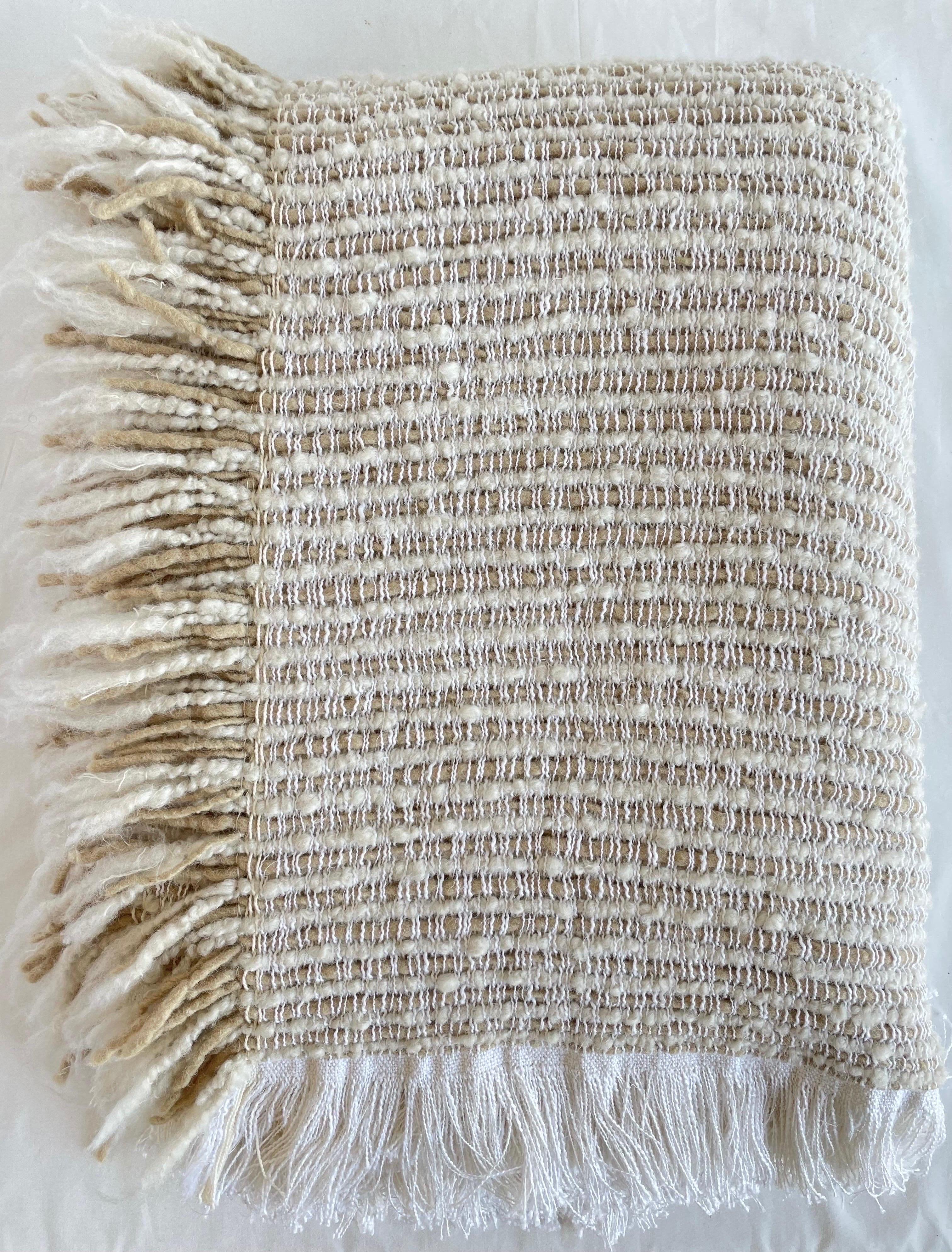 Tissé en Belgique à l'aide de techniques de tissage traditionnelles, Bulloch de Bloom Home Inc est un jeté de poids lourd qui présente un fil de laine/alpaga incroyablement volumineux et texturé sur une chaîne de lin belge blanc. Si cet article