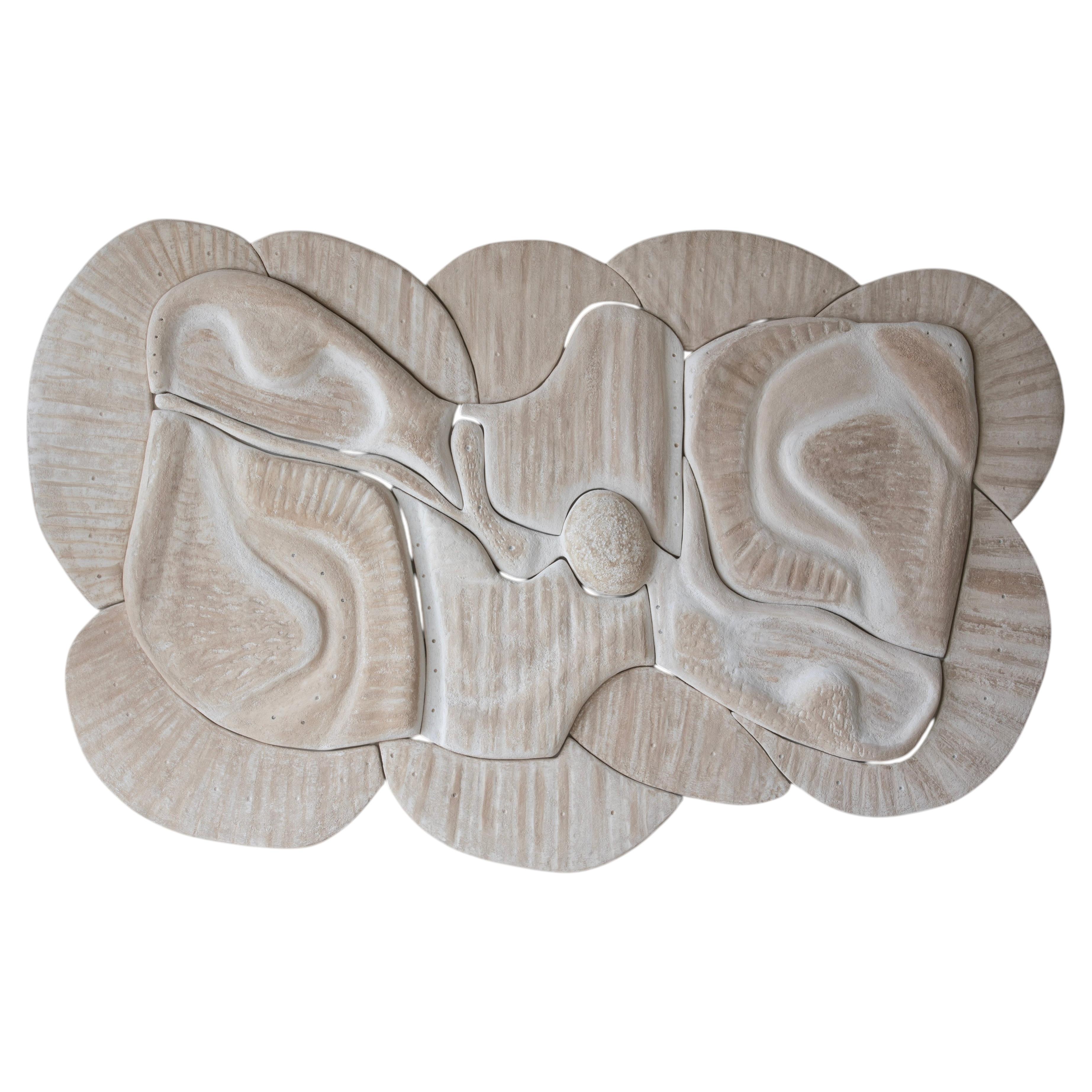 Murale Bloom di Katrien Van Der Schueren in calcestruzzo beige con texture post-moderno
