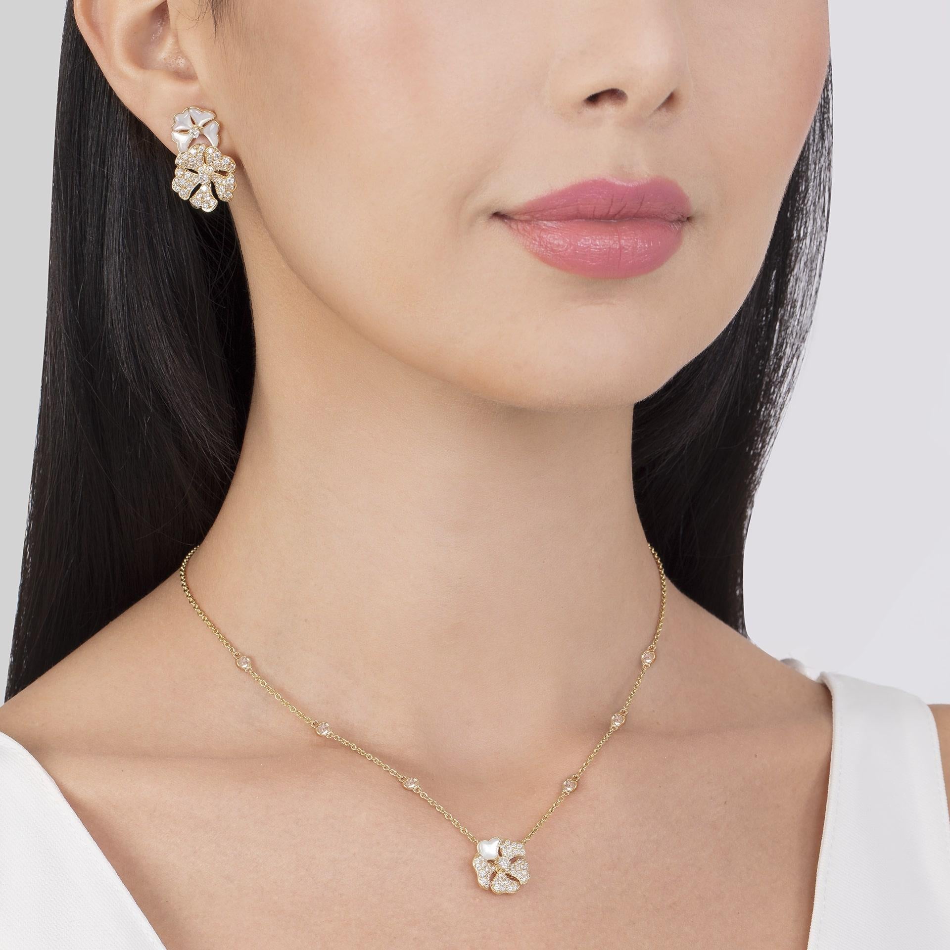 Round Cut Bloom Pavé Diamond and Mother of Pearl Flower Necklace in 18k Yellow Gold For Sale