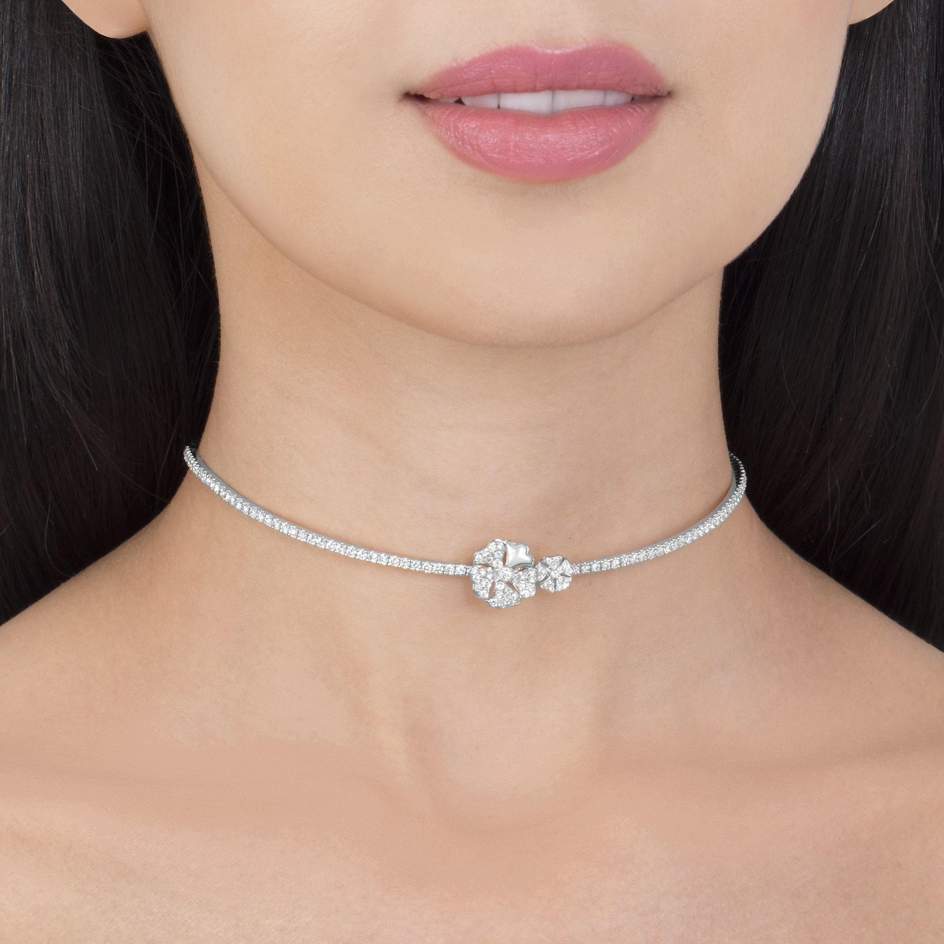 Bloom Pavé Diamond Flower Duo Choker with Mother-of-pearl in 18k White Gold In New Condition For Sale In Hong Kong, Kowloon