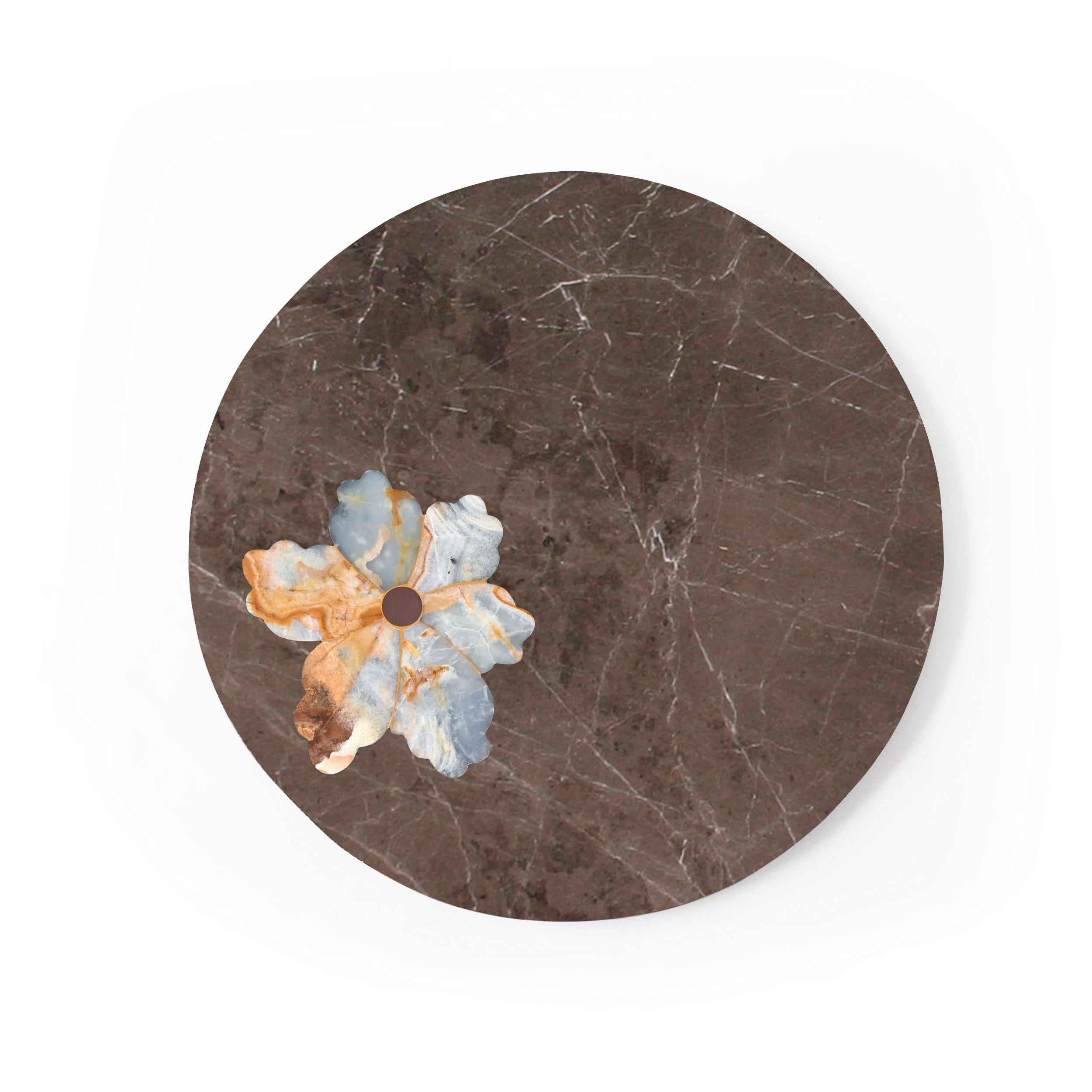 Bloom platter I by Studio Lel
Dimensions: D30.5 x H30.5 x H2.5 cm
Materials: Onyx, Marble

The word Ara is the onomatopoeic genus of the macaw, referencing the sounds made by the bright parrots depicted in every piece of the collection. Set in