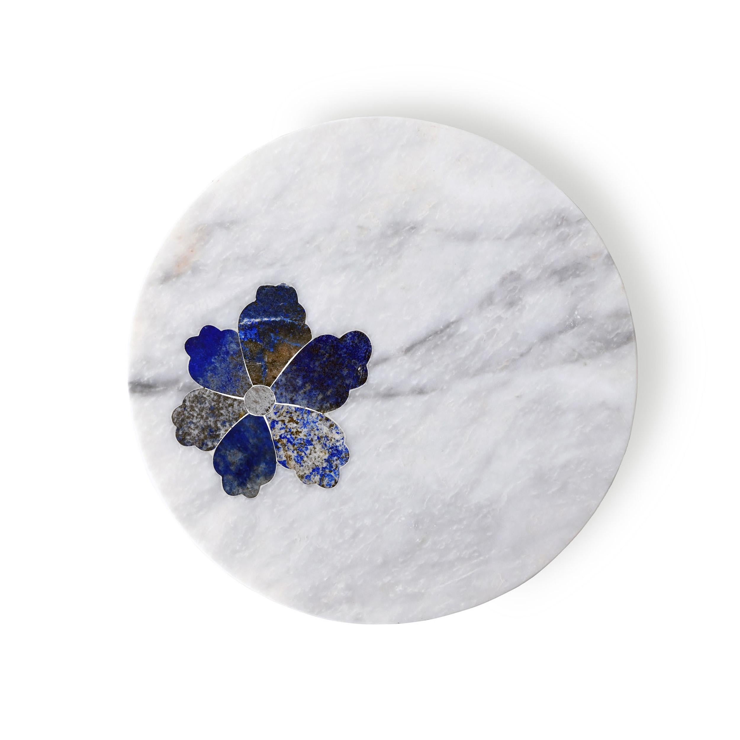 Bloom platter III by Studio Lel
Dimensions: D30.5 x H30.5 x H2.5 cm
Materials: Onyx, Marble

The word Ara is the onomatopoeic genus of the macaw, referencing the sounds made by the bright parrots depicted in every piece of the collection. Set in