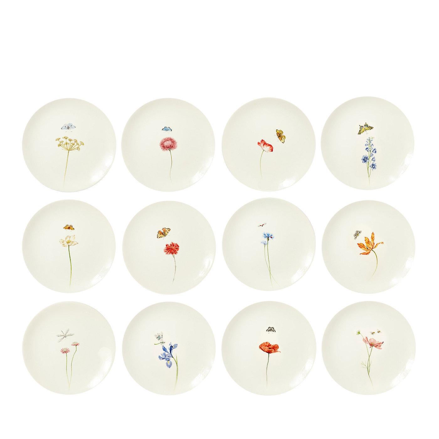 Chaque assiette de ce set exquis est entièrement fabriquée et peinte exclusivement à la main dans la tradition et la qualité qui ont rendu Paravicini célèbre dans le monde entier. Fabriquée en céramique fine et recouverte d'une glaçure brillante,