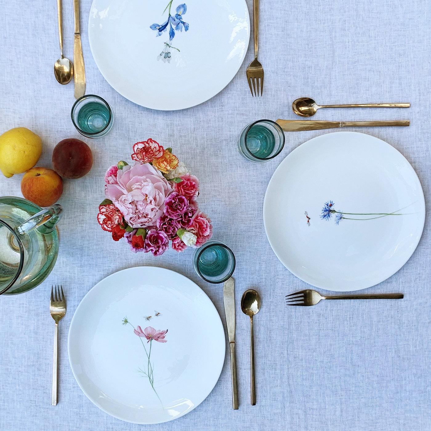 Cet ensemble exquis de 12 assiettes à dîner est une célébration du savoir-faire et de la sophistication de Paravicini et de la splendeur de la nature rendue par les magnifiques couleurs. Un ajout précieux à toute maison, chaque assiette est