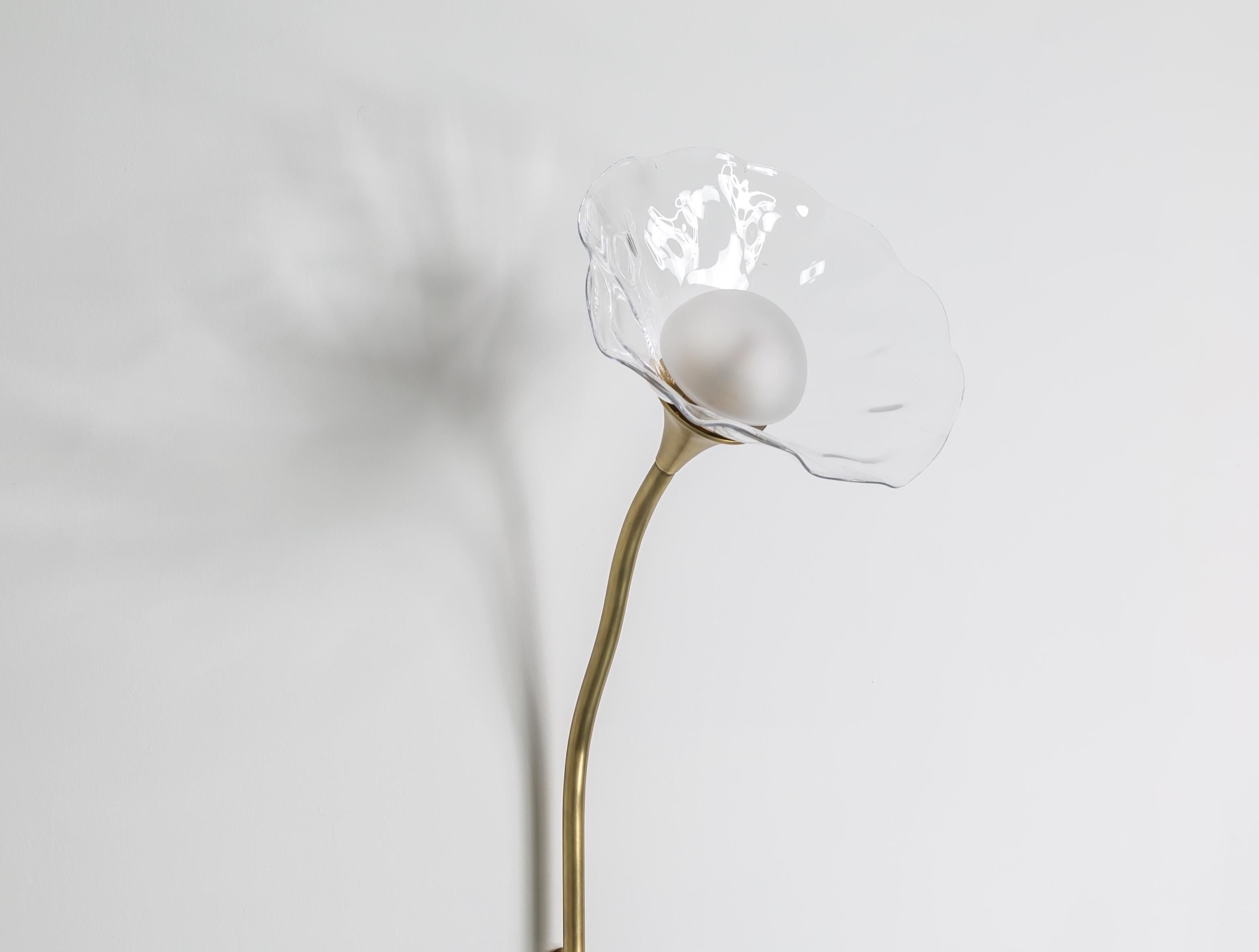 Bloom Single, Messing satiniert, mundgeblasenes Glas, Plug-in-Leuchte, Kalin Asenov im Angebot 5