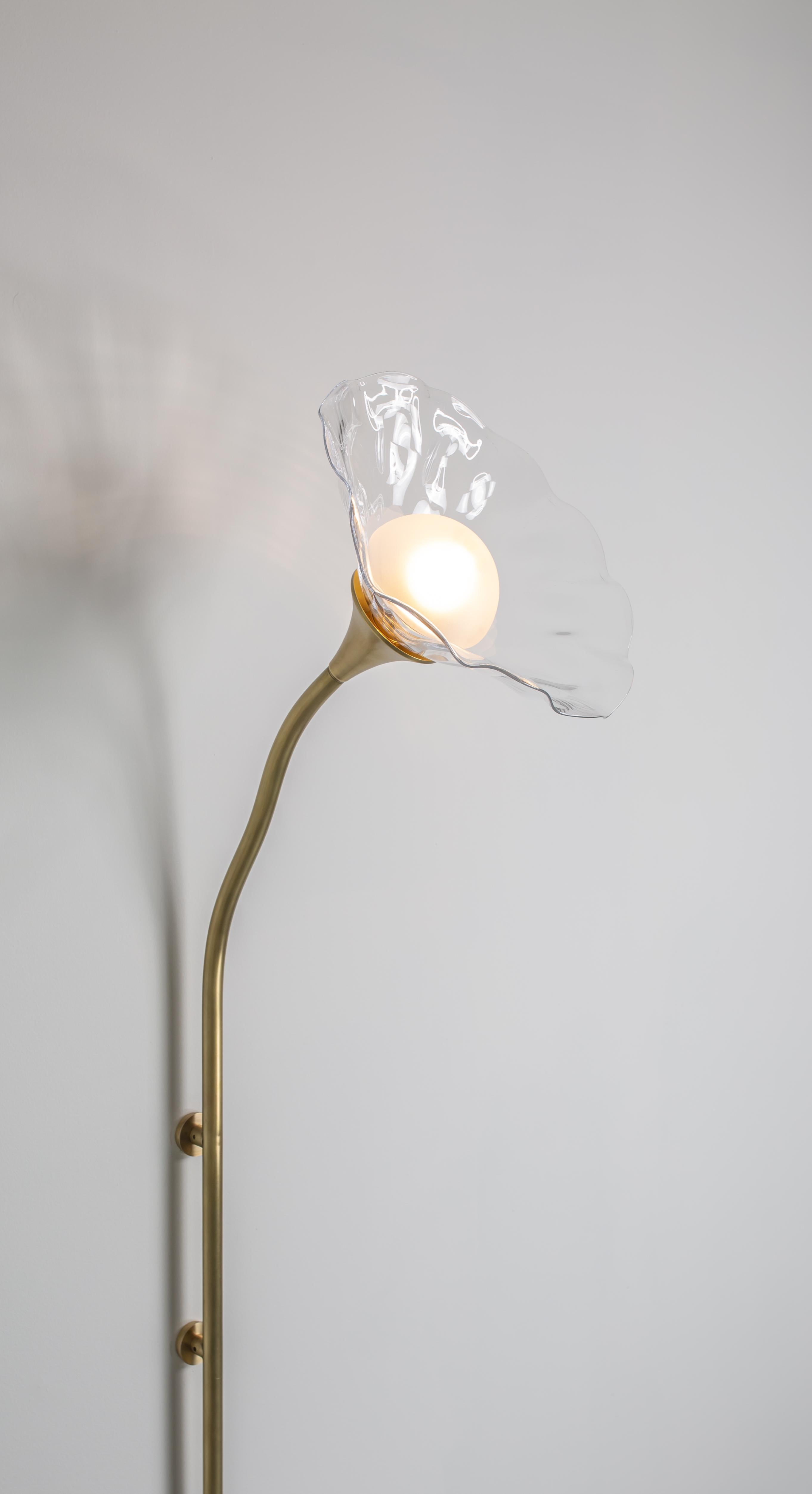 Bloom Single, Messing satiniert, mundgeblasenes Glas, Plug-in-Leuchte, Kalin Asenov im Angebot 6
