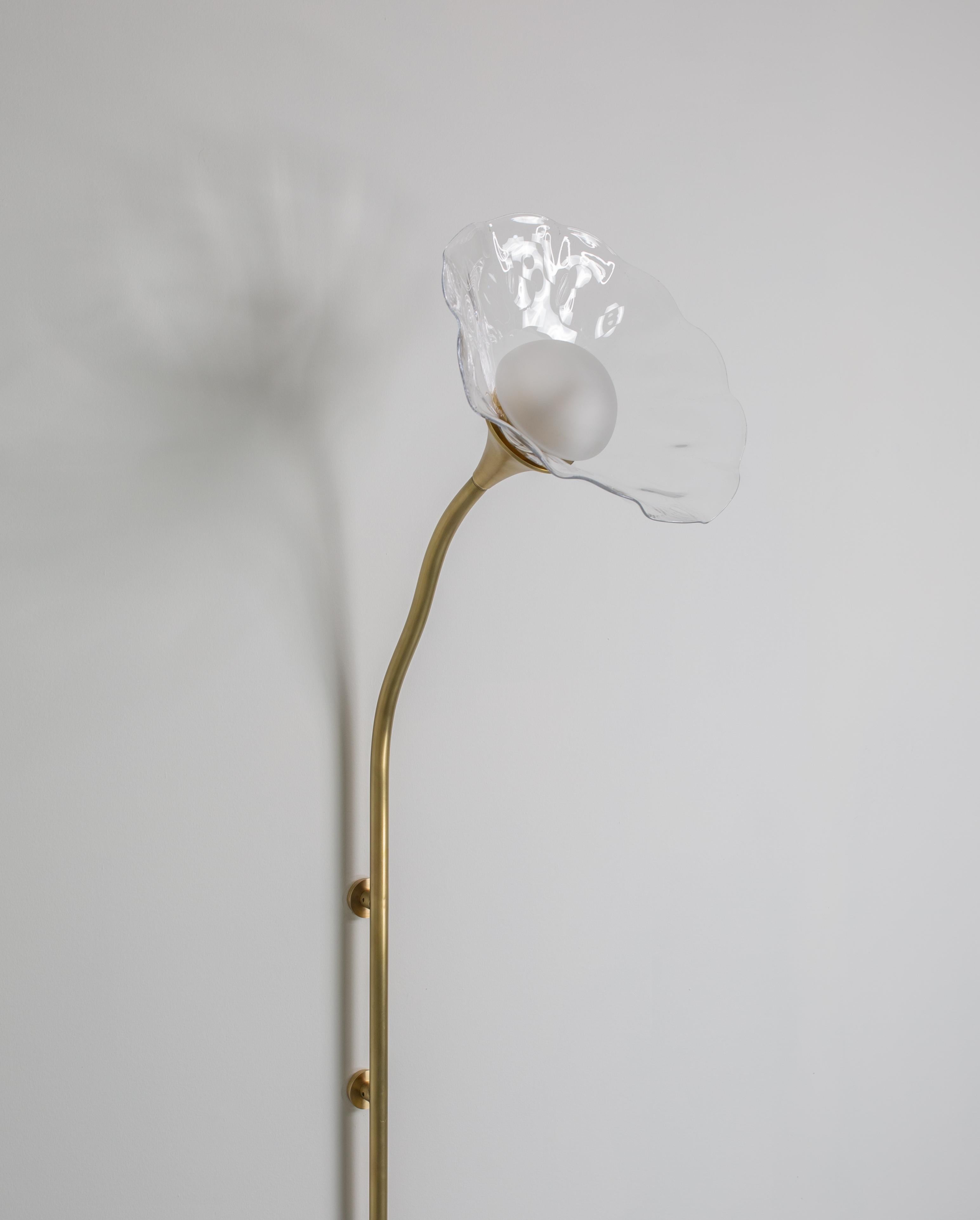 Moderne Applique Bloom simple en laiton satiné, verre soufflé à la main, Kalin Asenov en vente
