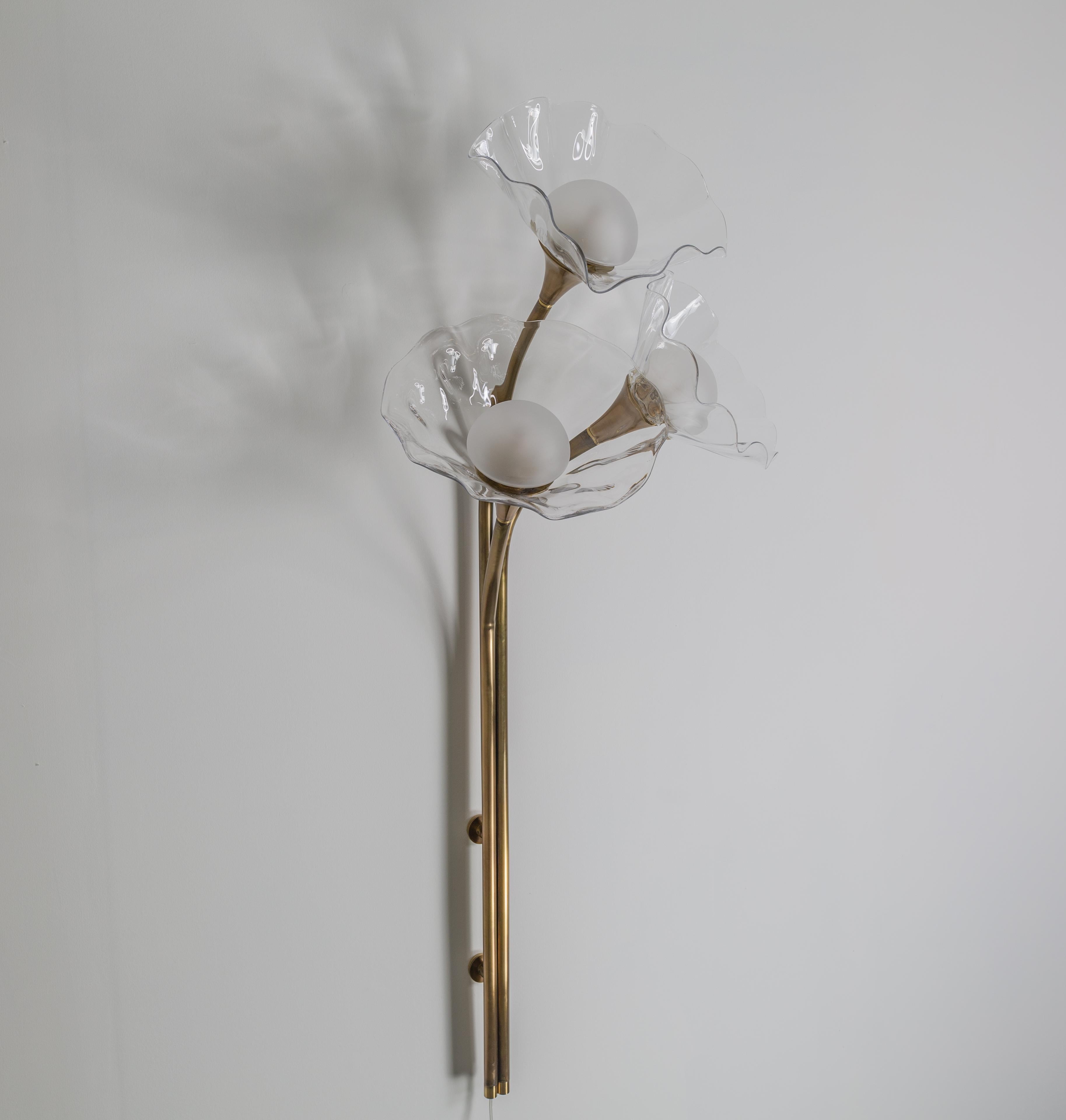 Bloom Dreifacher Wandleuchter, gealtertes Messing, mundgeblasenes klares Glas, plug in, Kalin Asenov im Angebot 9