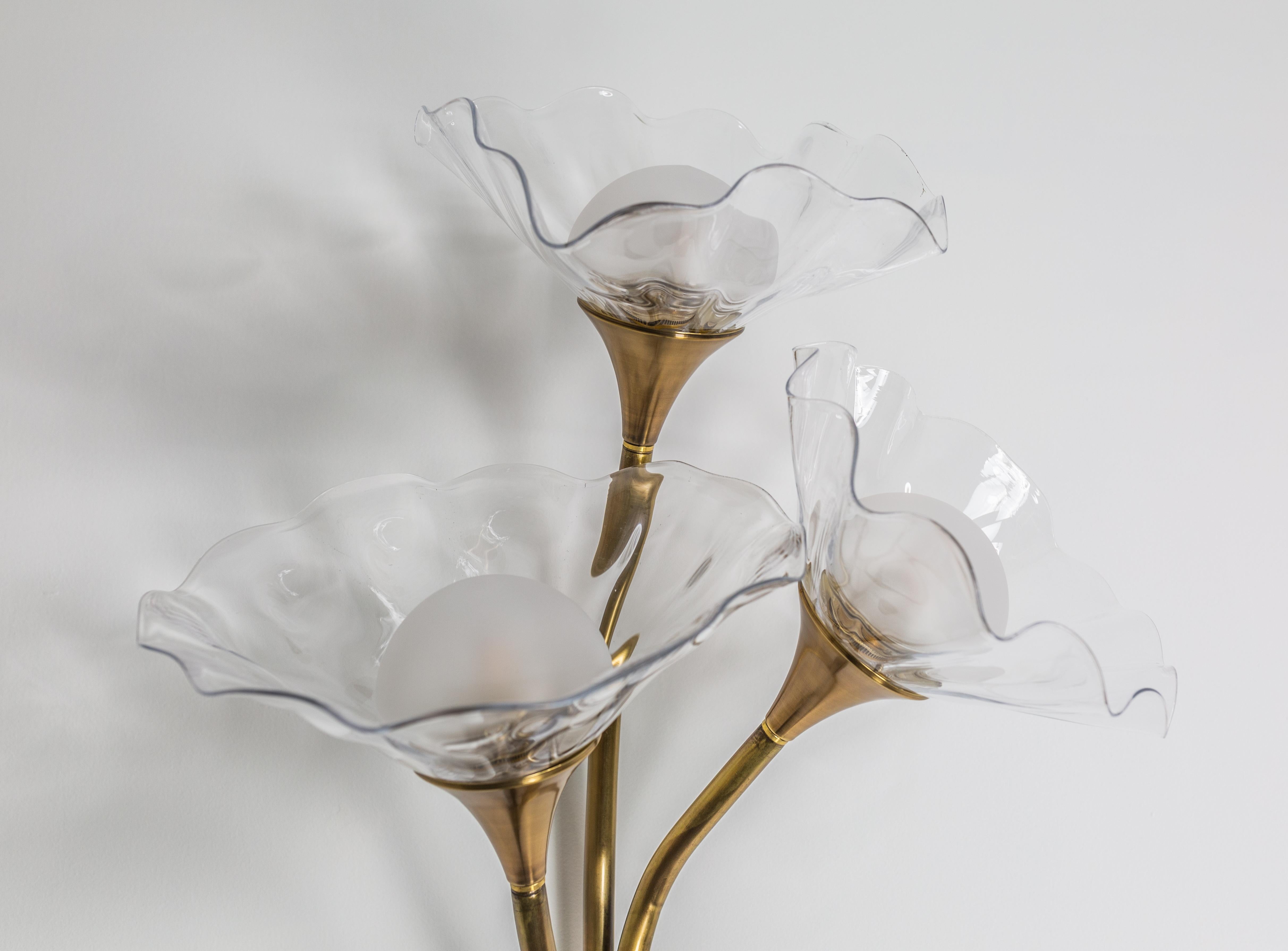 Bloom Dreifacher Wandleuchter, gealtertes Messing, mundgeblasenes klares Glas, plug in, Kalin Asenov im Angebot 11