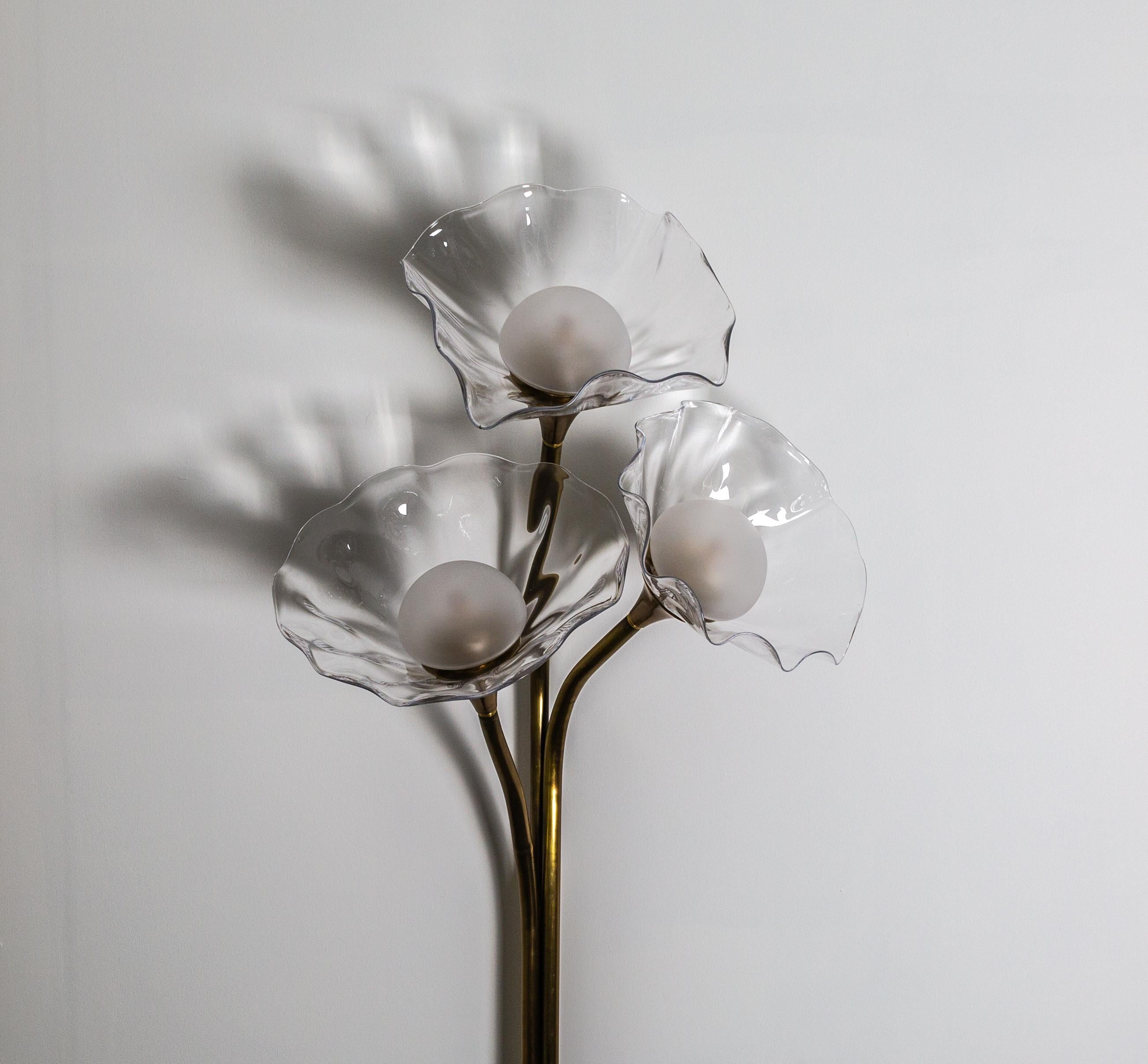 Bloom Dreifacher Wandleuchter, gealtertes Messing, mundgeblasenes klares Glas, plug in, Kalin Asenov im Angebot 3