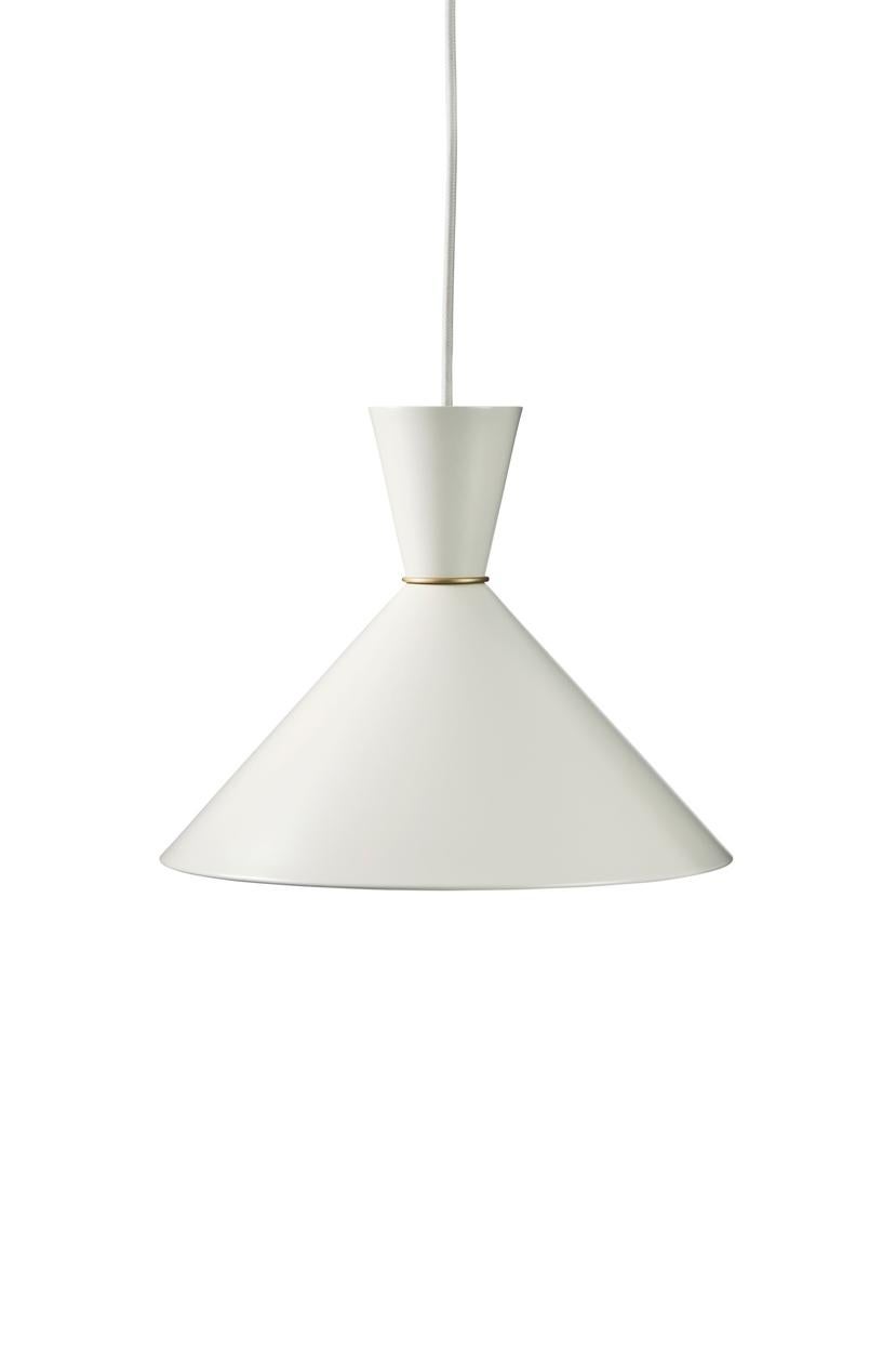 Bloom warm white pendant by Warm Nordic
Dimensions: D 30 x W 30 x H 24 cm
Material: Lacquered steel, solid brass
Weight: 2 kg
Also available in different colours.

An exquisite pendant with a rigorous design, designed in the 1950s by the