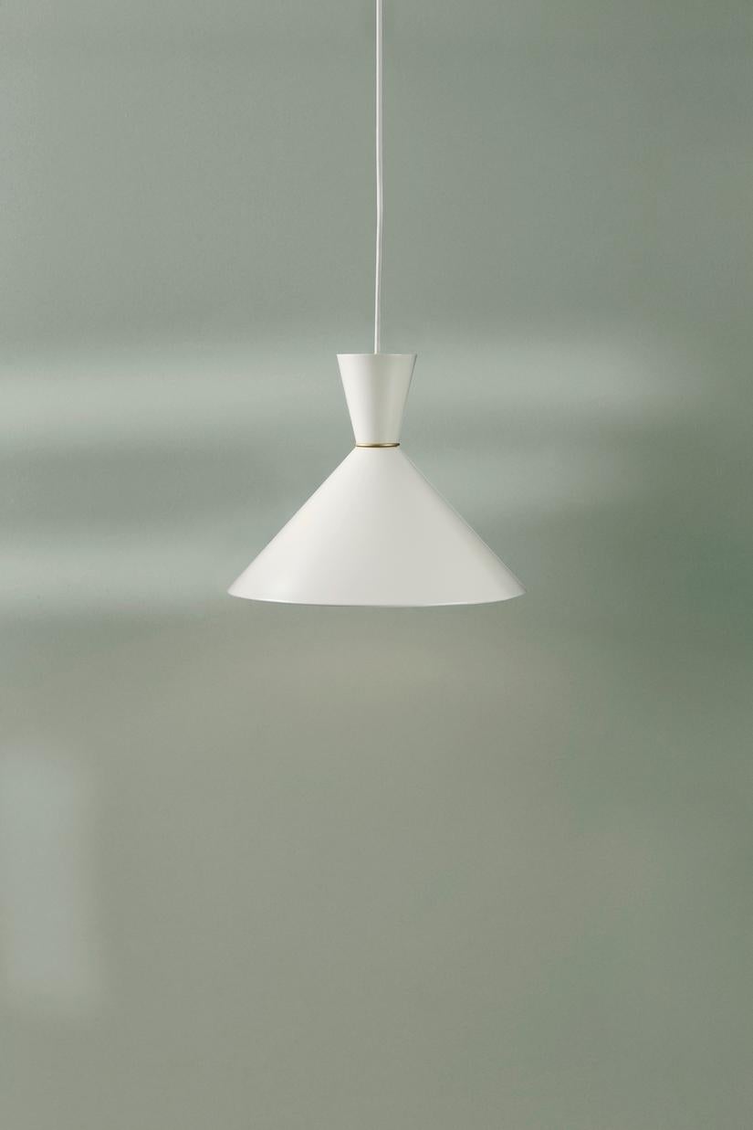 Ottone Ciondolo Bloom bianco caldo di Warm Nordic in vendita
