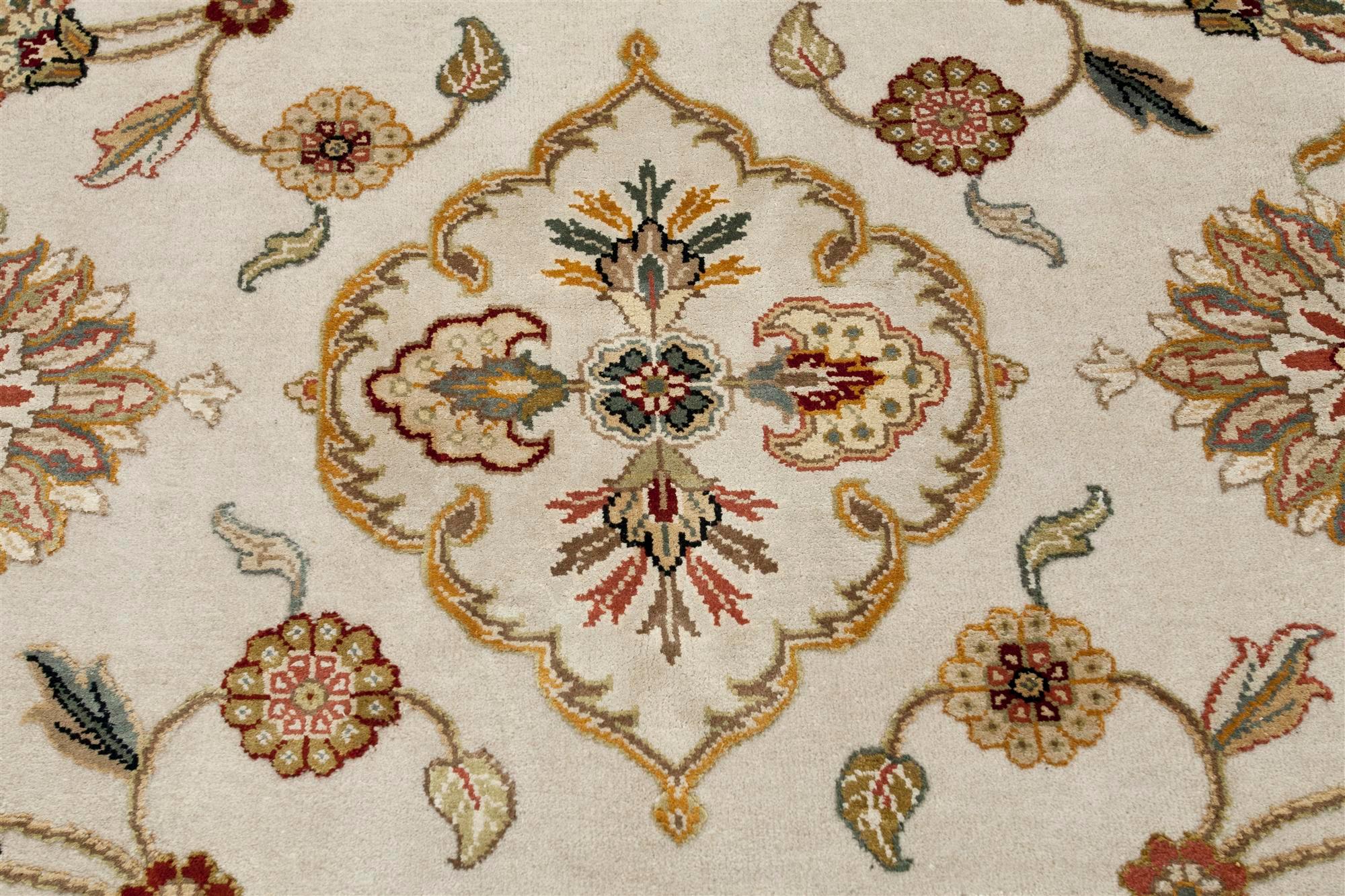 Retrocede en el tiempo y experimenta la belleza perdurable de la artesanía tradicional con esta exquisita alfombra anudada a mano. Esta alfombra es el testimonio de generaciones de hábiles artesanos, meticulosamente tejida con motivos orientales