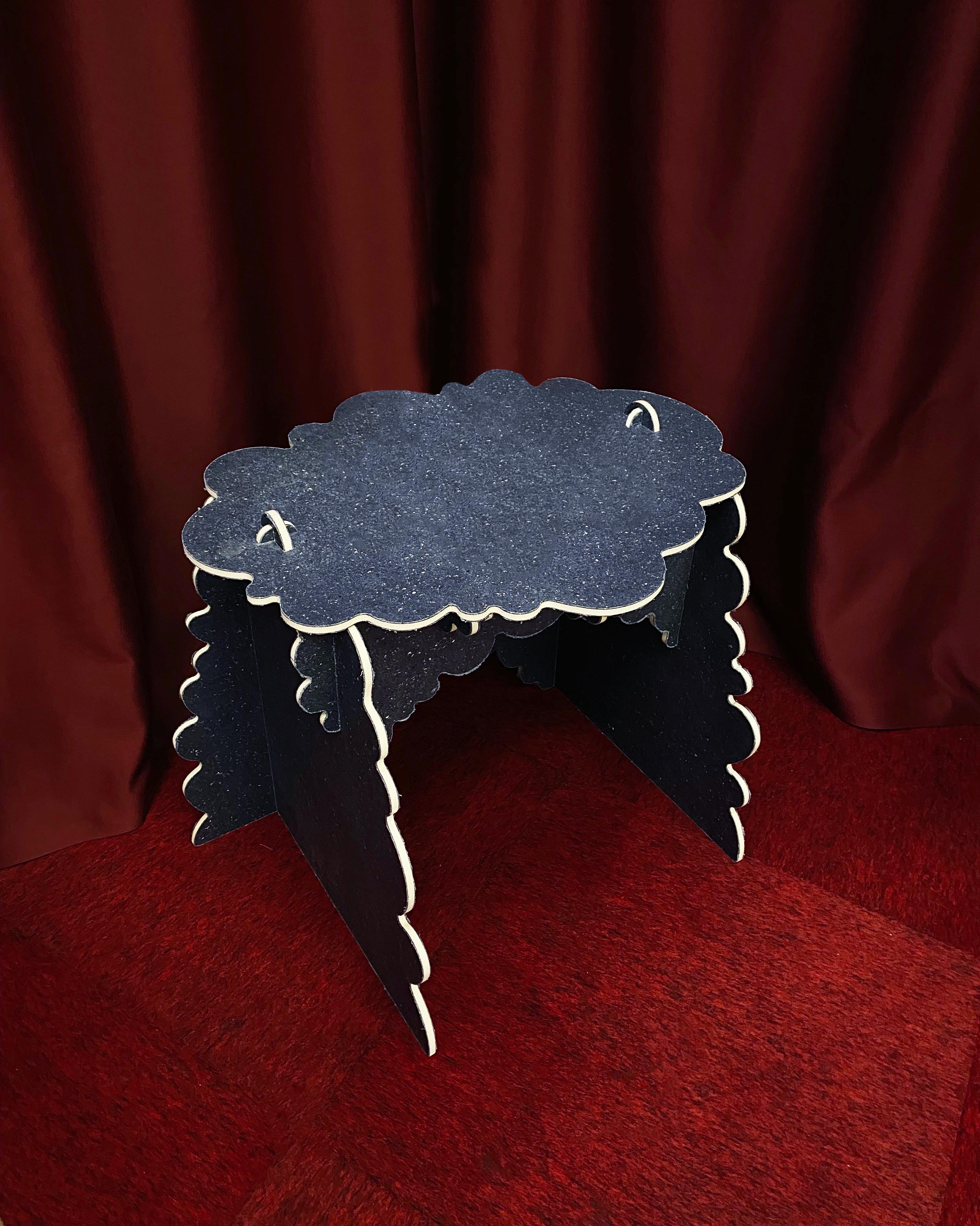 Blooming Cuts Hocker von Ebba Lindgren
Abmessungen: T 50 x B 60 x H 45 cm.
MATERIALIEN: Recycelte Textilfaserplatten (