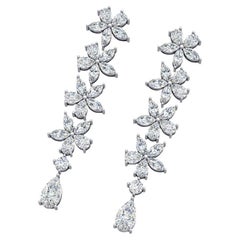 Orecchini a goccia con petali di fiori e diamanti in oro bianco 18 carati
