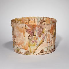 Blooming Fresco, un vaso decorativo in ceramica marrone e rosa di Maarten Vrolijk