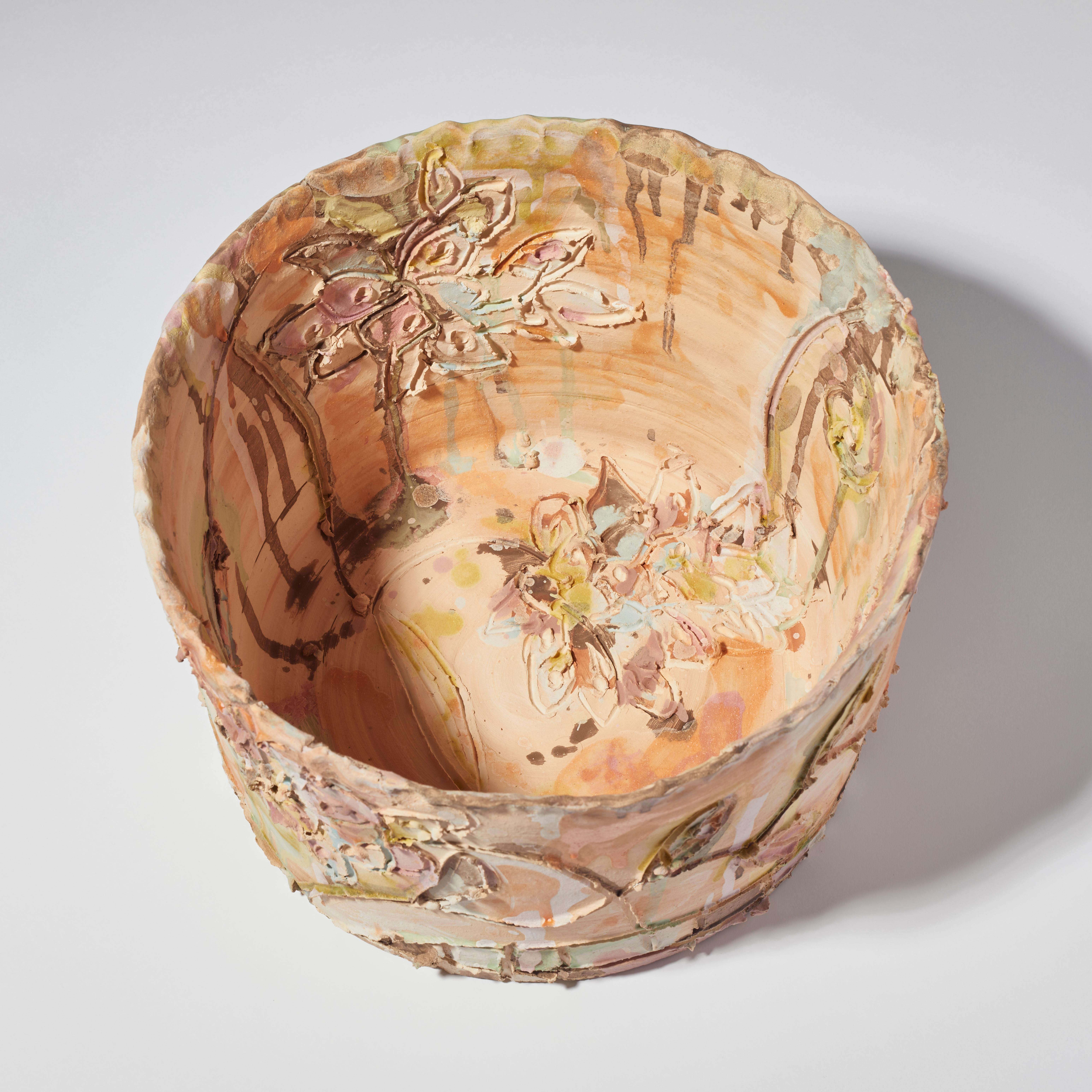 Blooming Fresco, eine dekorative Keramikvase in Braun und Rosa von Maarten Vrolijk im Zustand „Neu“ im Angebot in London, GB