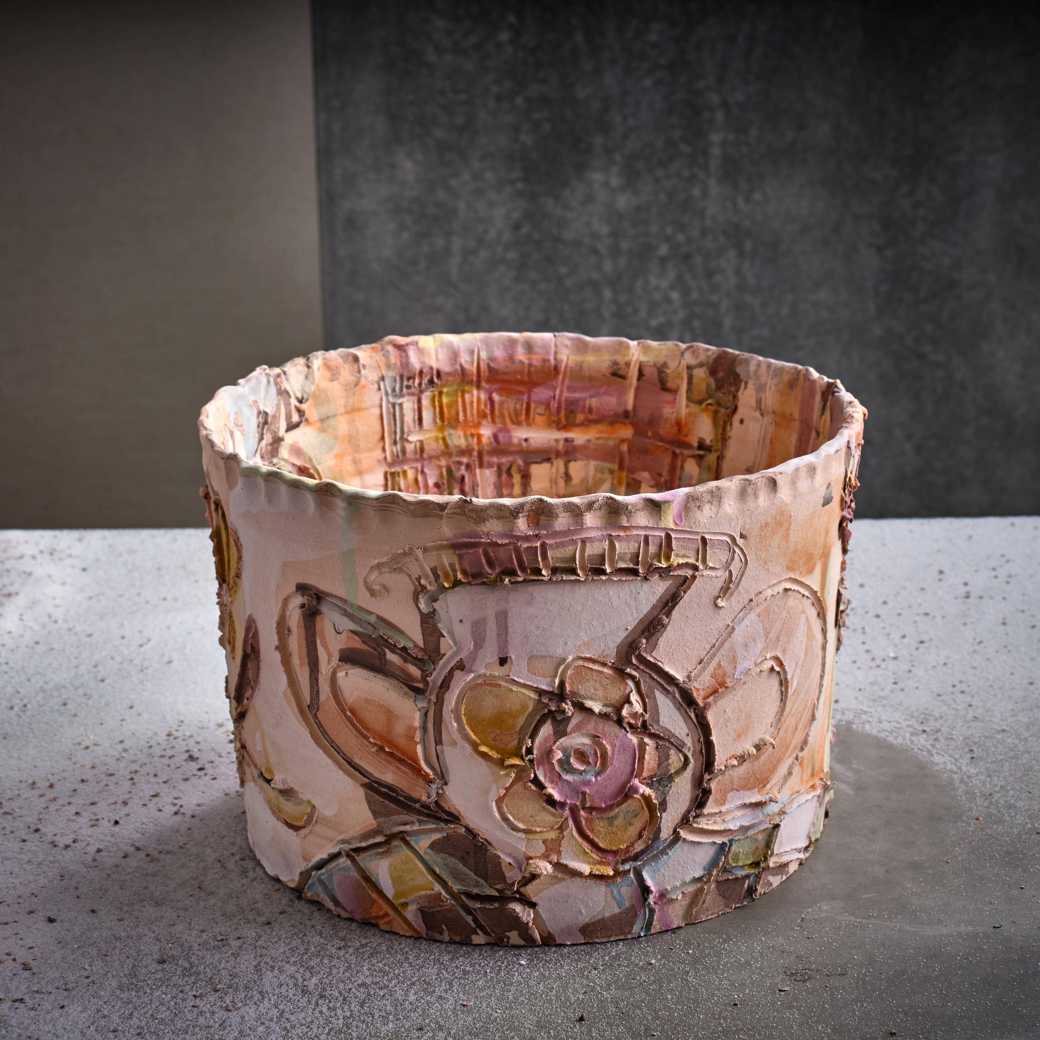 Blooming Fresco, eine dekorative Keramikvase in Braun und Rosa von Maarten Vrolijk im Angebot 1