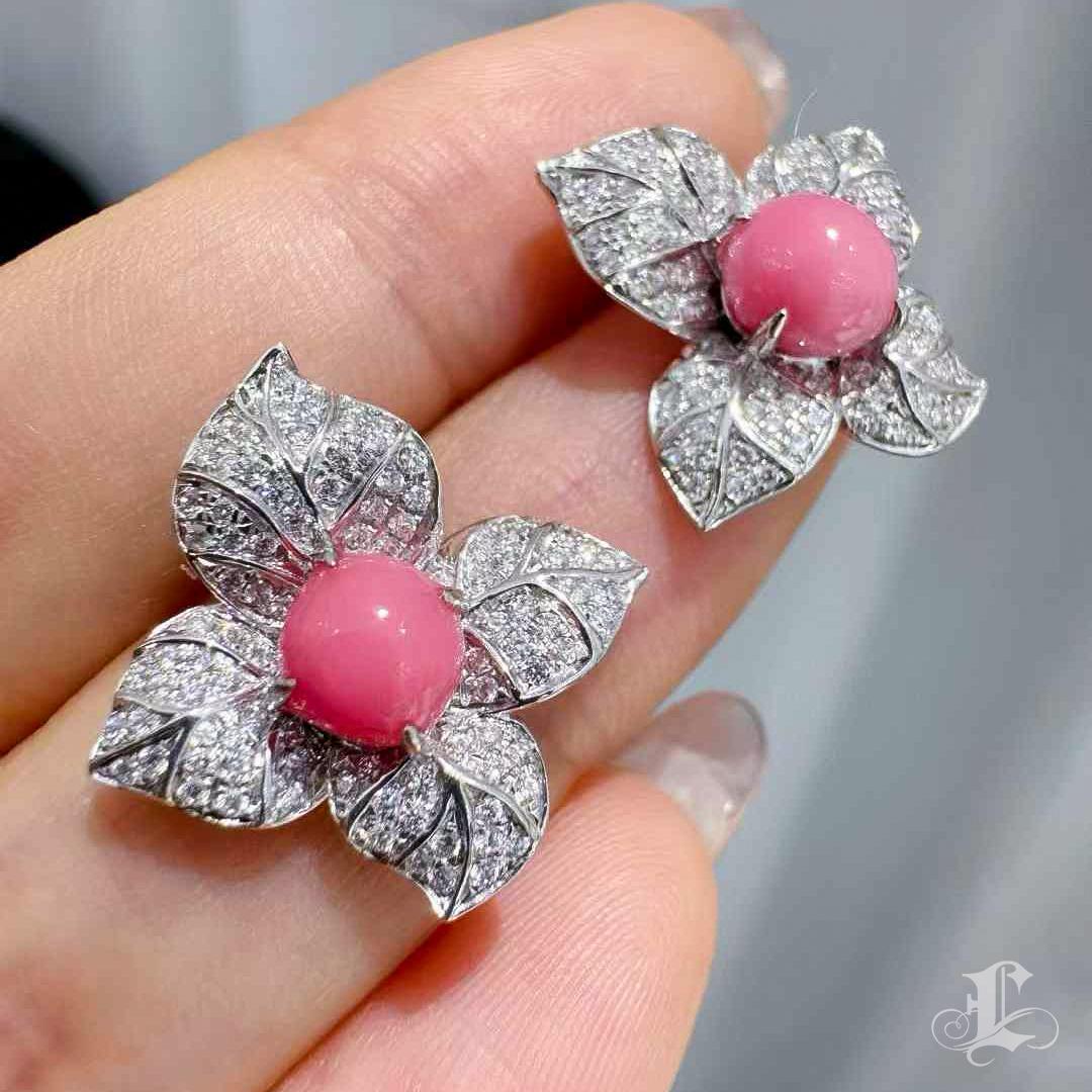 【Conchéa】Blooming Leaves Conch Pearl & Diamond Earrings — 2.65ct In New Condition For Sale In New York, NY