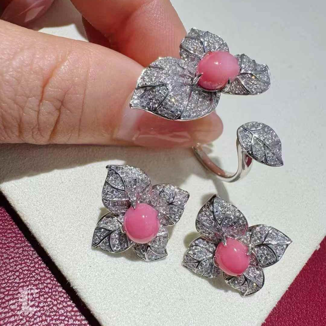 【Conchéa】Blooming Leaves Conch Pearl & Diamond Earrings — 2.65ct For Sale 3