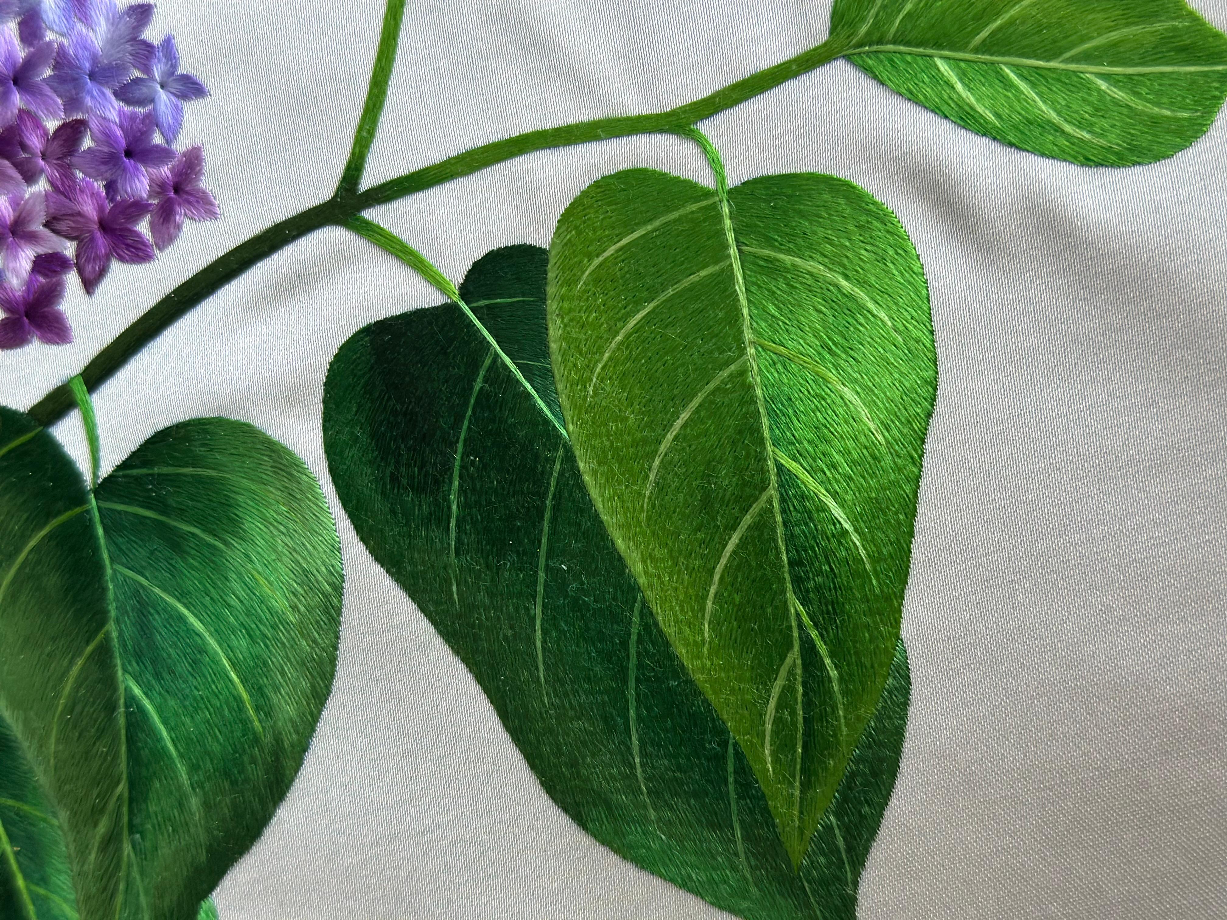 Blühender Flieder in doppelseitiger Seidenstickerei und 3D-Schmetterlinge Wandteppich (Arts and Crafts) im Angebot