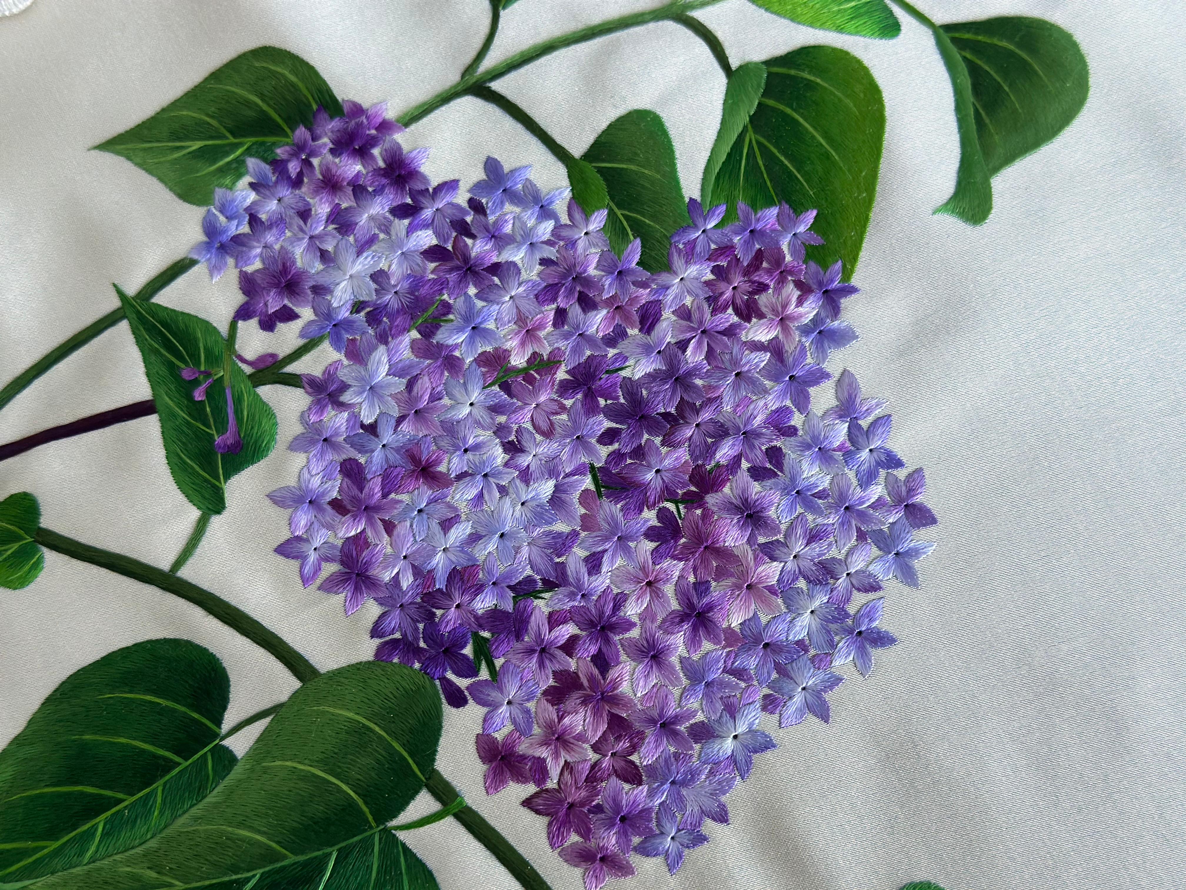 Blühender Flieder in doppelseitiger Seidenstickerei und 3D-Schmetterlinge Wandteppich (Hongkong) im Angebot