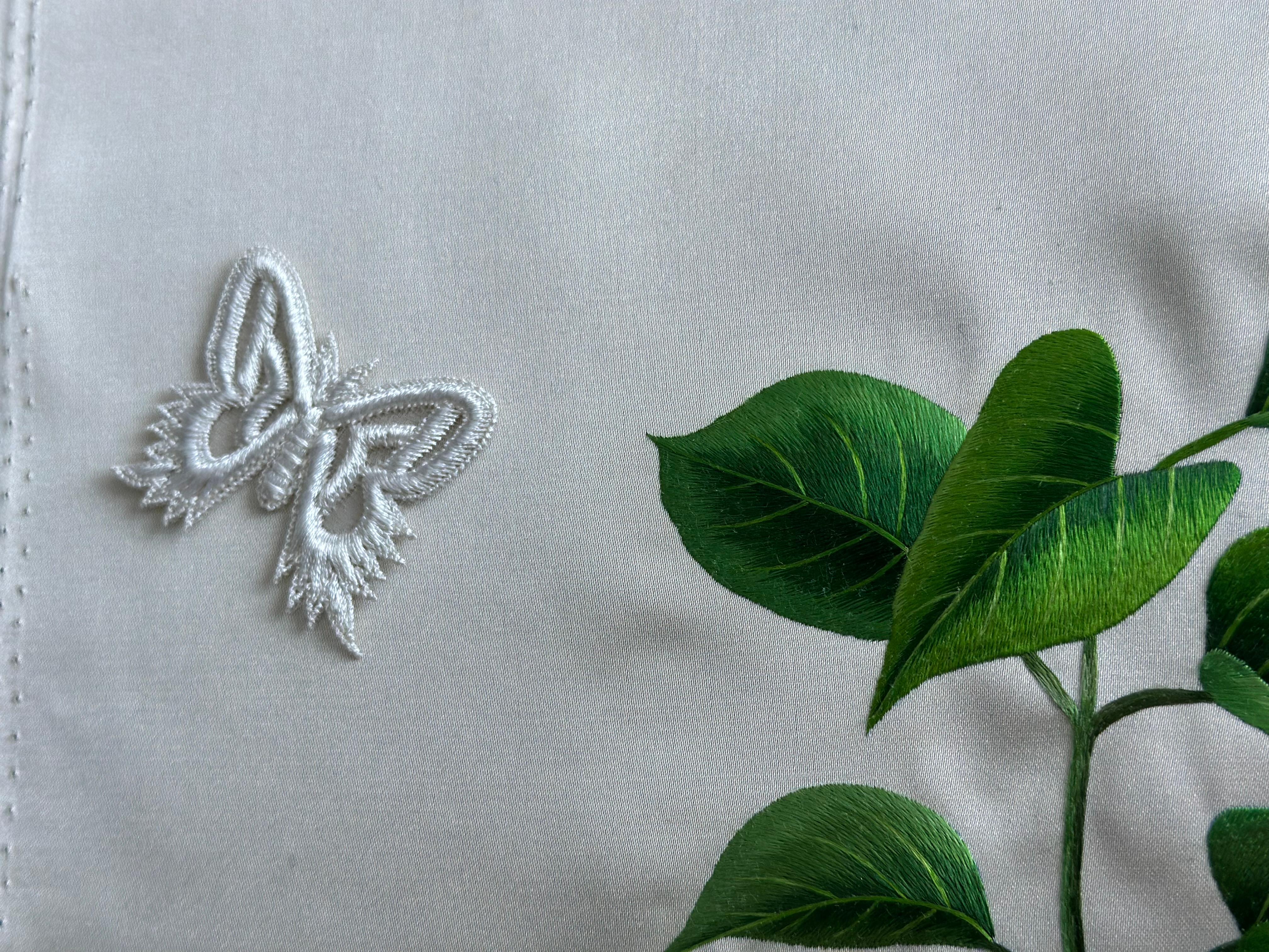 Blühender Flieder in doppelseitiger Seidenstickerei und 3D-Schmetterlinge Wandteppich im Zustand „Hervorragend“ im Angebot in Hong Kong, HK