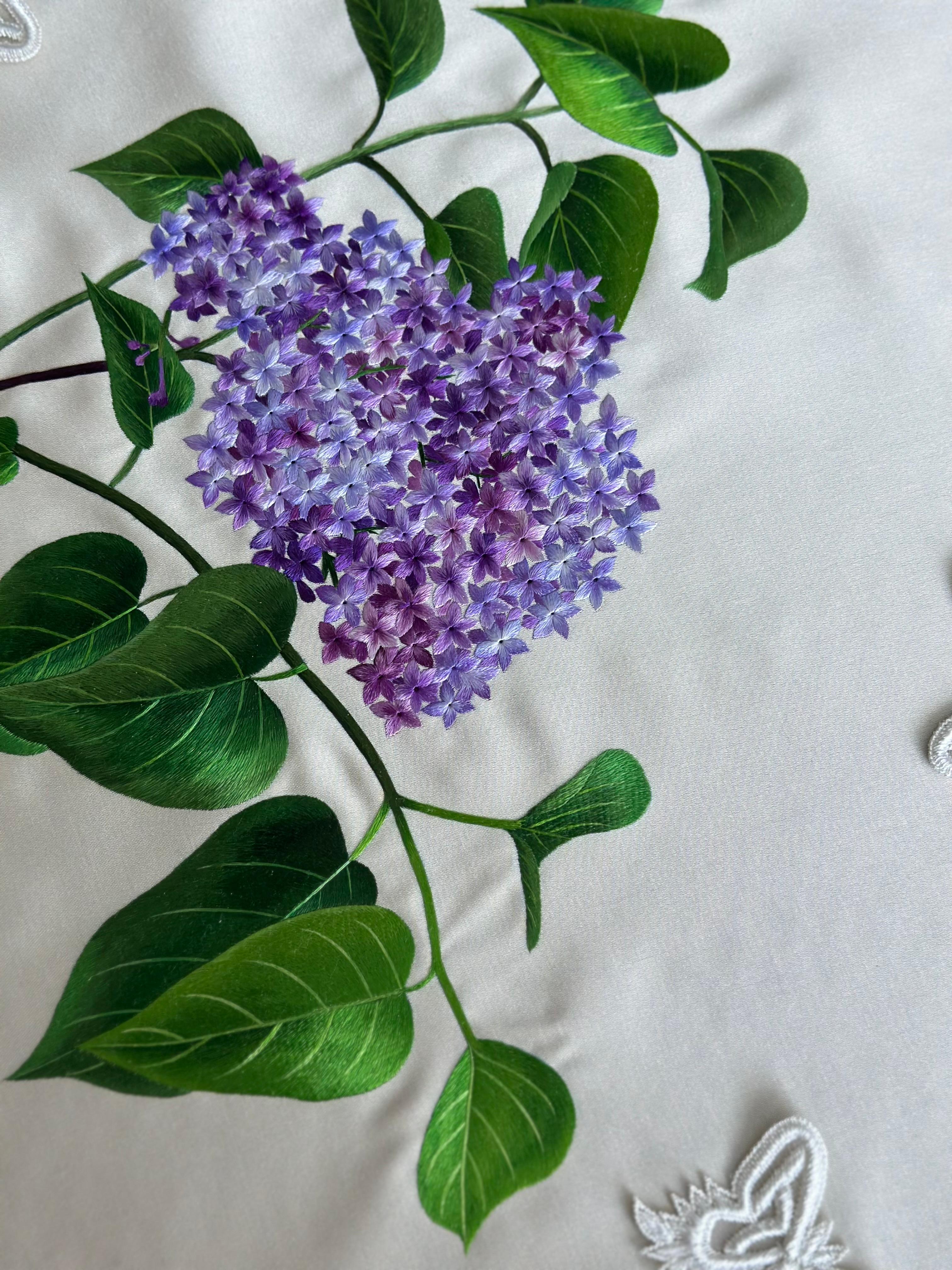 Blühender Flieder in doppelseitiger Seidenstickerei und 3D-Schmetterlinge Wandteppich im Angebot 1