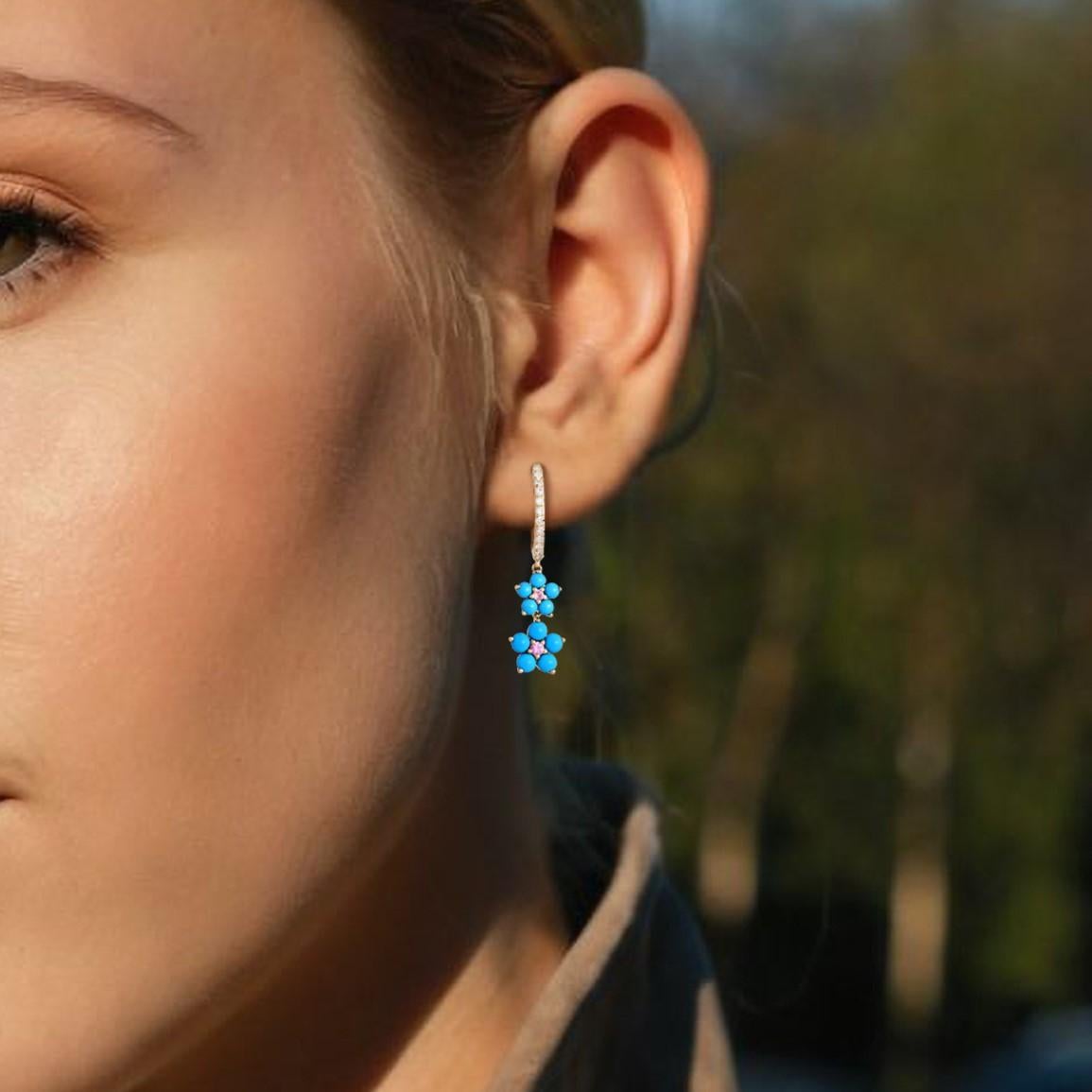 Diese atemberaubenden Ohrringe aus 14-karätigem Gelbgold zeichnen sich durch eine harmonische Mischung aus natürlichen Diamanten, rosafarbenen Saphiren und türkisfarbenen Steinen aus. Mit insgesamt 0,17 Karat Diamanten, 0,11 Karat rosafarbenen
